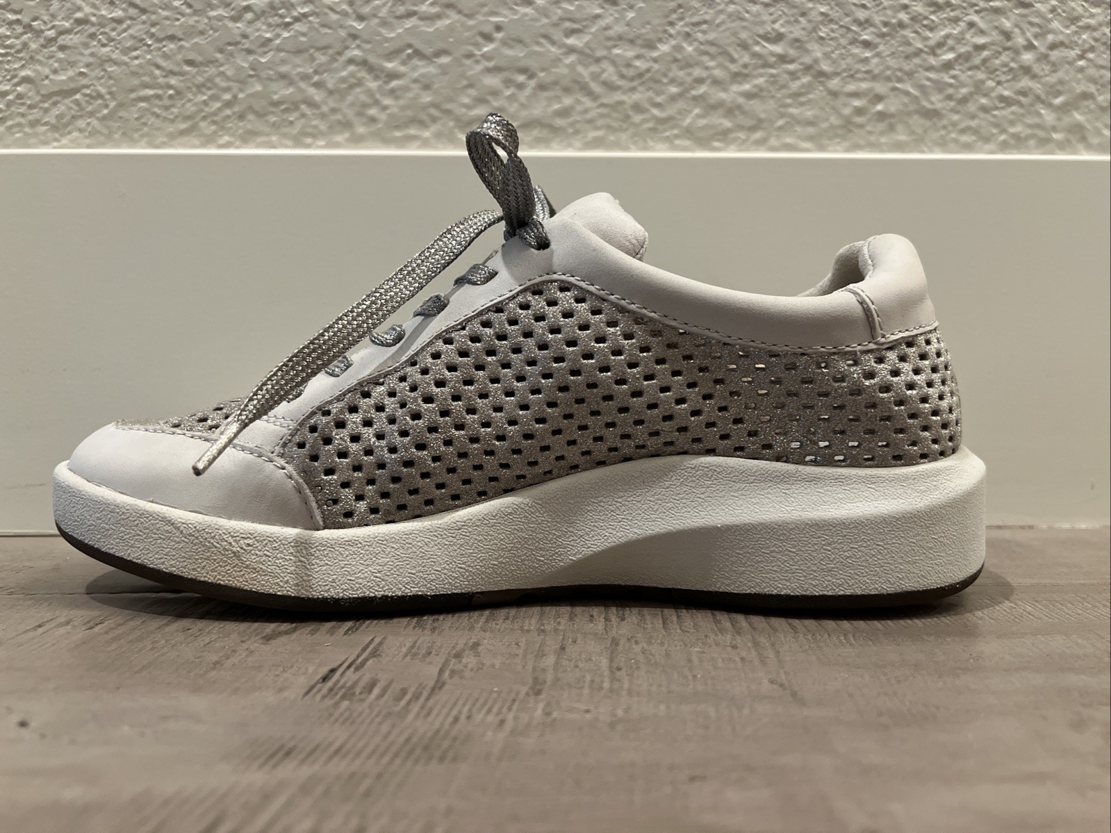 NEW OTBT Leather Casual Travel Sneaker Tennis Shoe Dove Gray Silver Athleisure