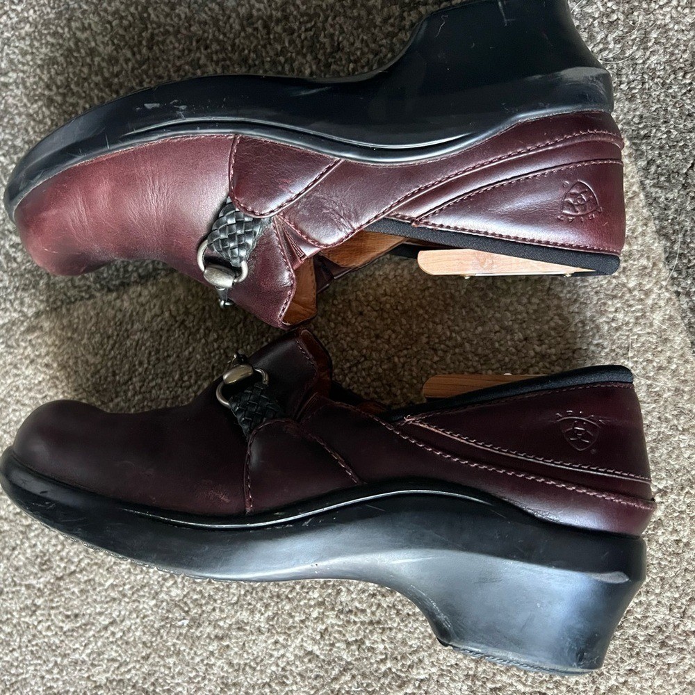 ARIAT 100% Leather Del Mar Slip On Clogs w/Horse Bit Detail – 7.5