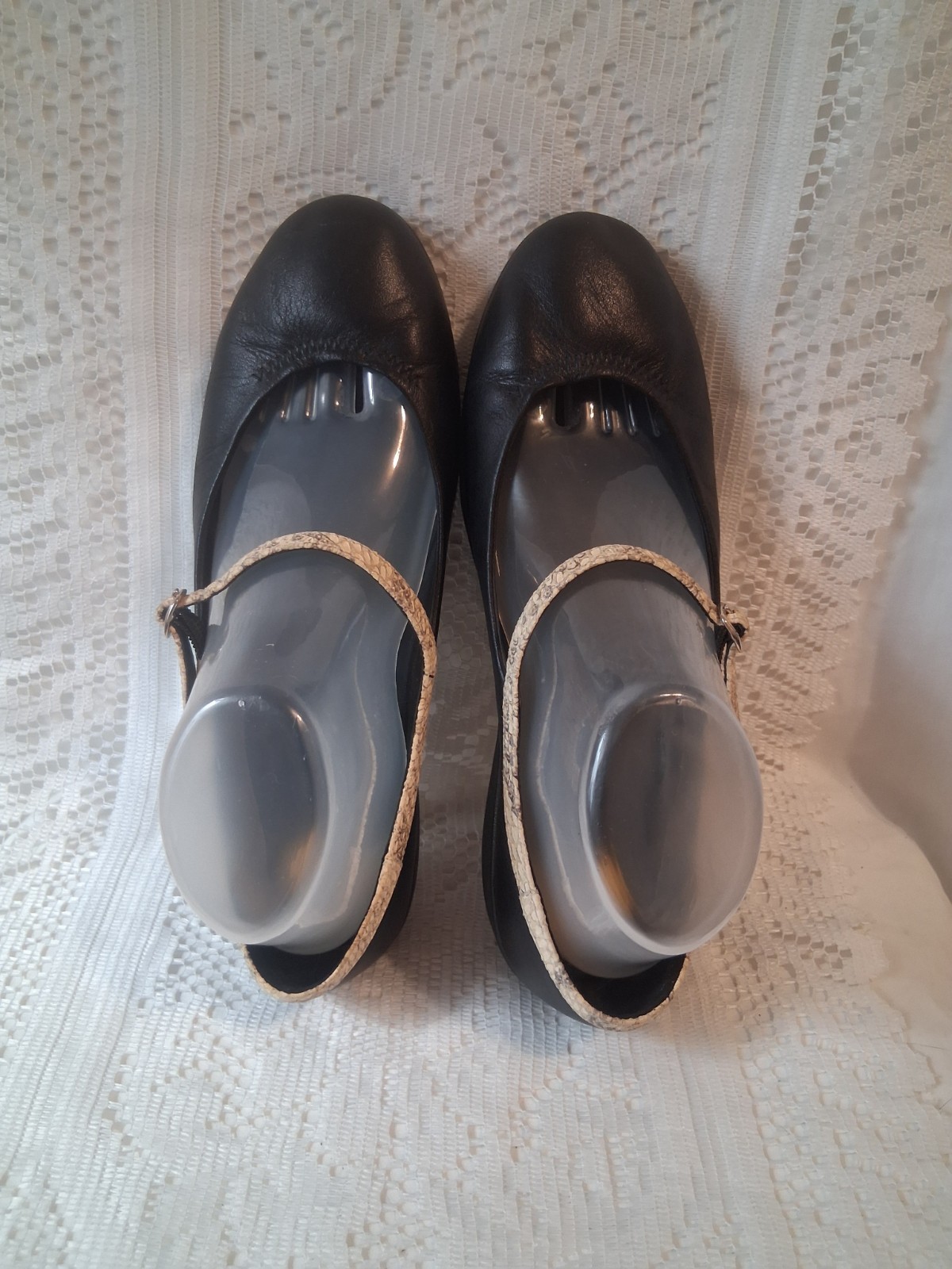 FitFlop Mary Jane’s Premium Black Leather w ‘snake skin’ print accent Sz 10/41