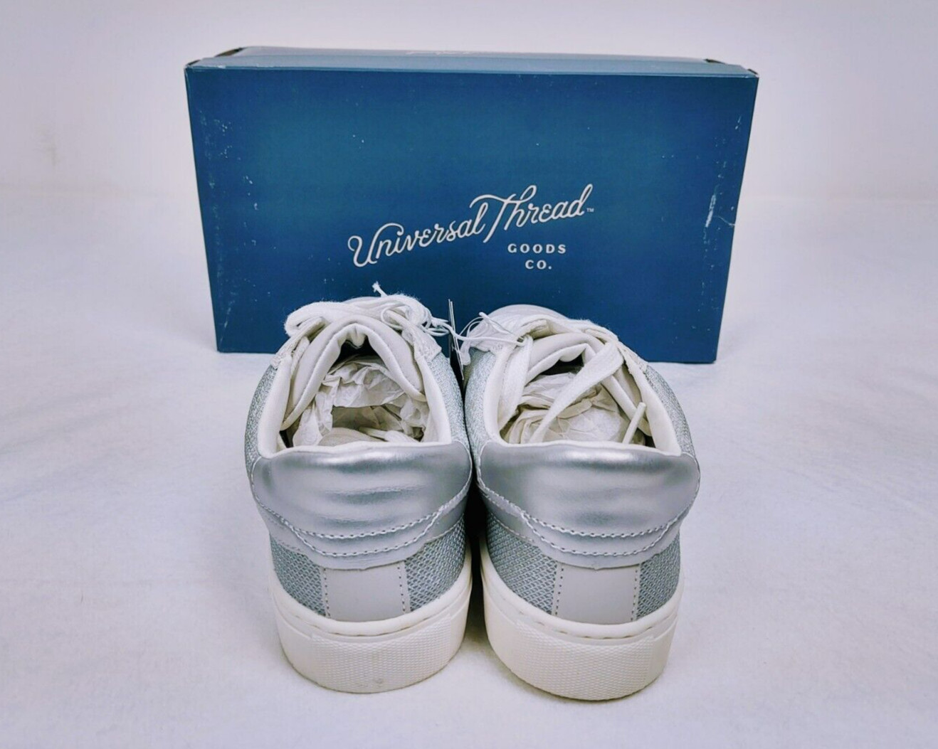 Universal Thread Brittin Sneakers Women’s Size 8 White Gray Low Top Casual Shoes