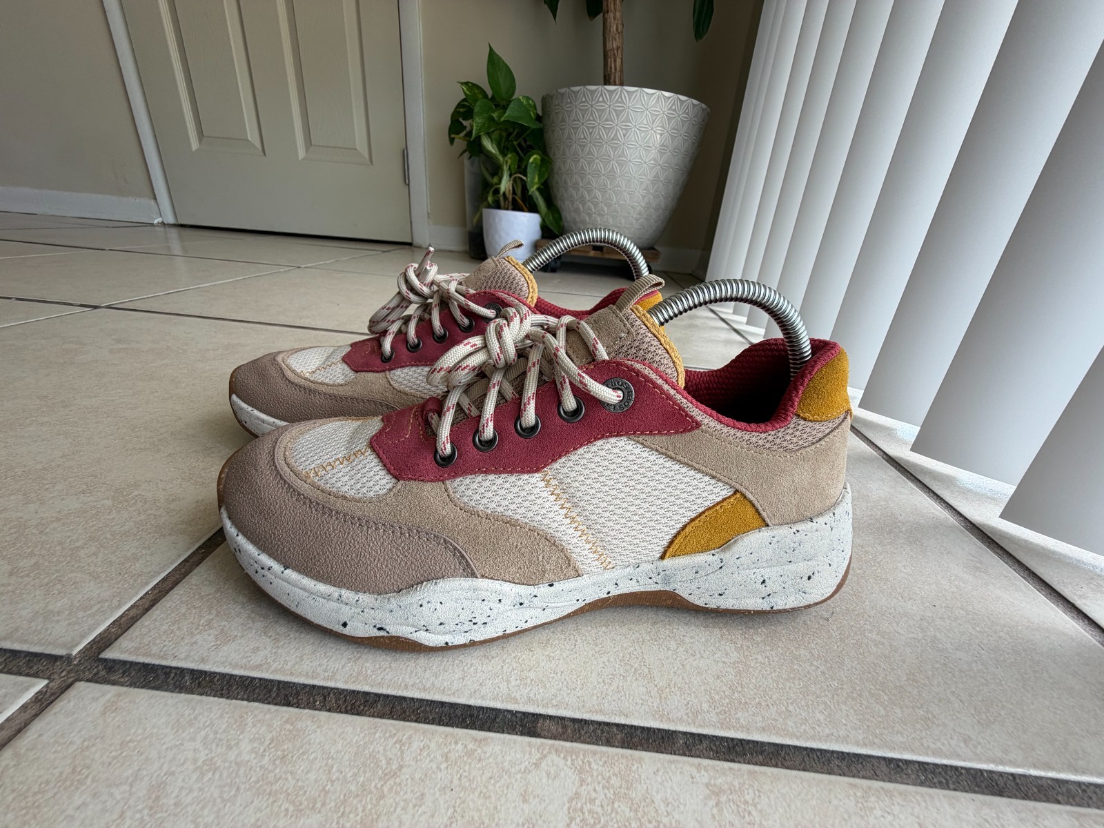 Taos Advance Women’s Comfort Sneakers Size 9.5 Desert Multi Suede Arch Support