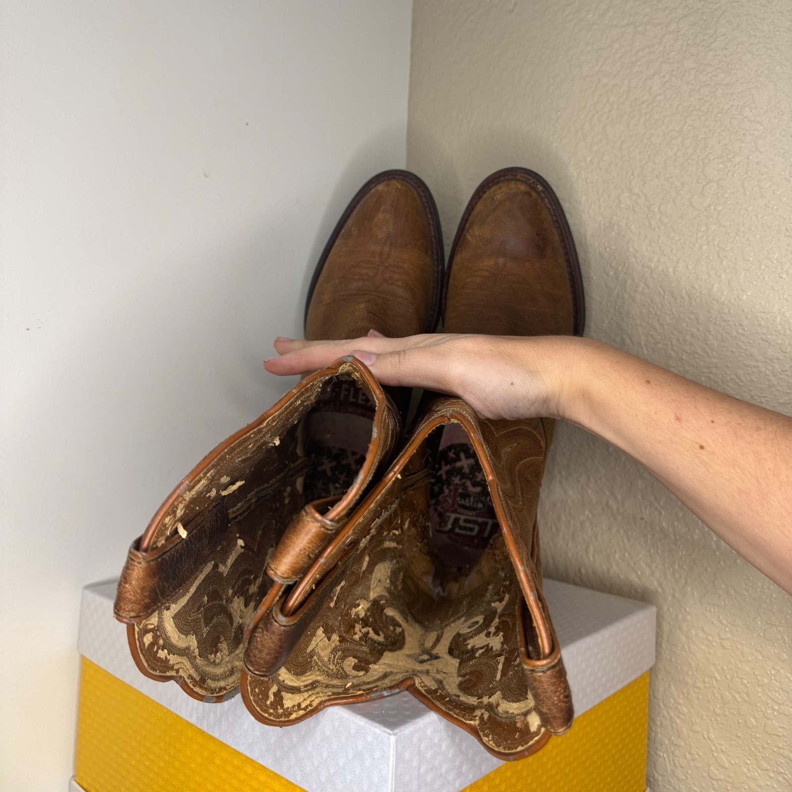 Justin Women’s 8B Brown Leather Western Cowboy Boots Square Toe Pull On Distress