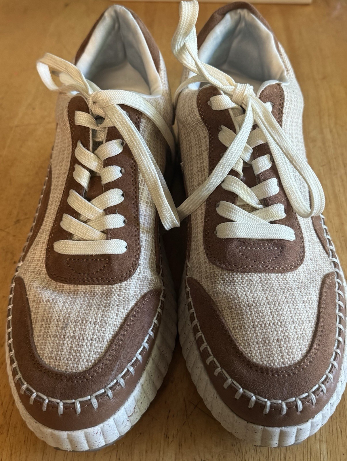 New Universal Thread Women’s Sneakers Size 10 Tan & White Woven Memory Foam