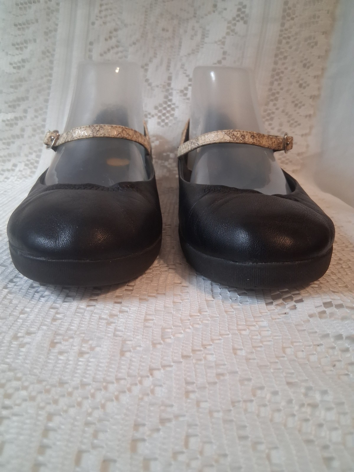 FitFlop Mary Jane’s Premium Black Leather w ‘snake skin’ print accent Sz 10/41