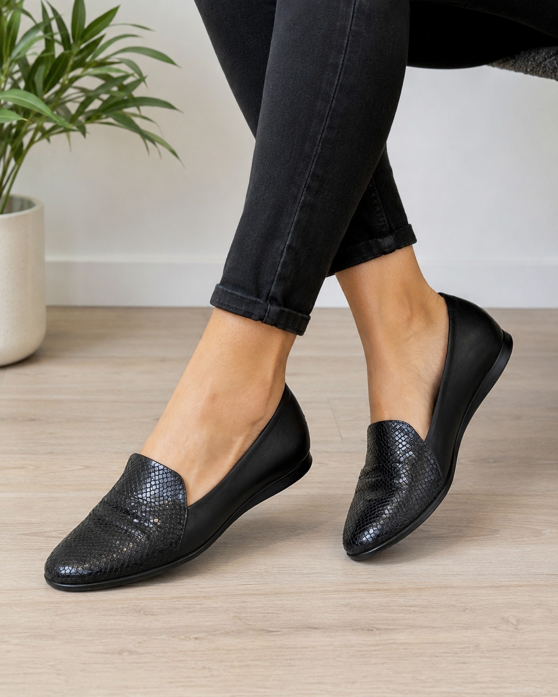 ECCO Women’s Black Leather Slip On Loafers Snake Embossed Comfort Shoes EU 39