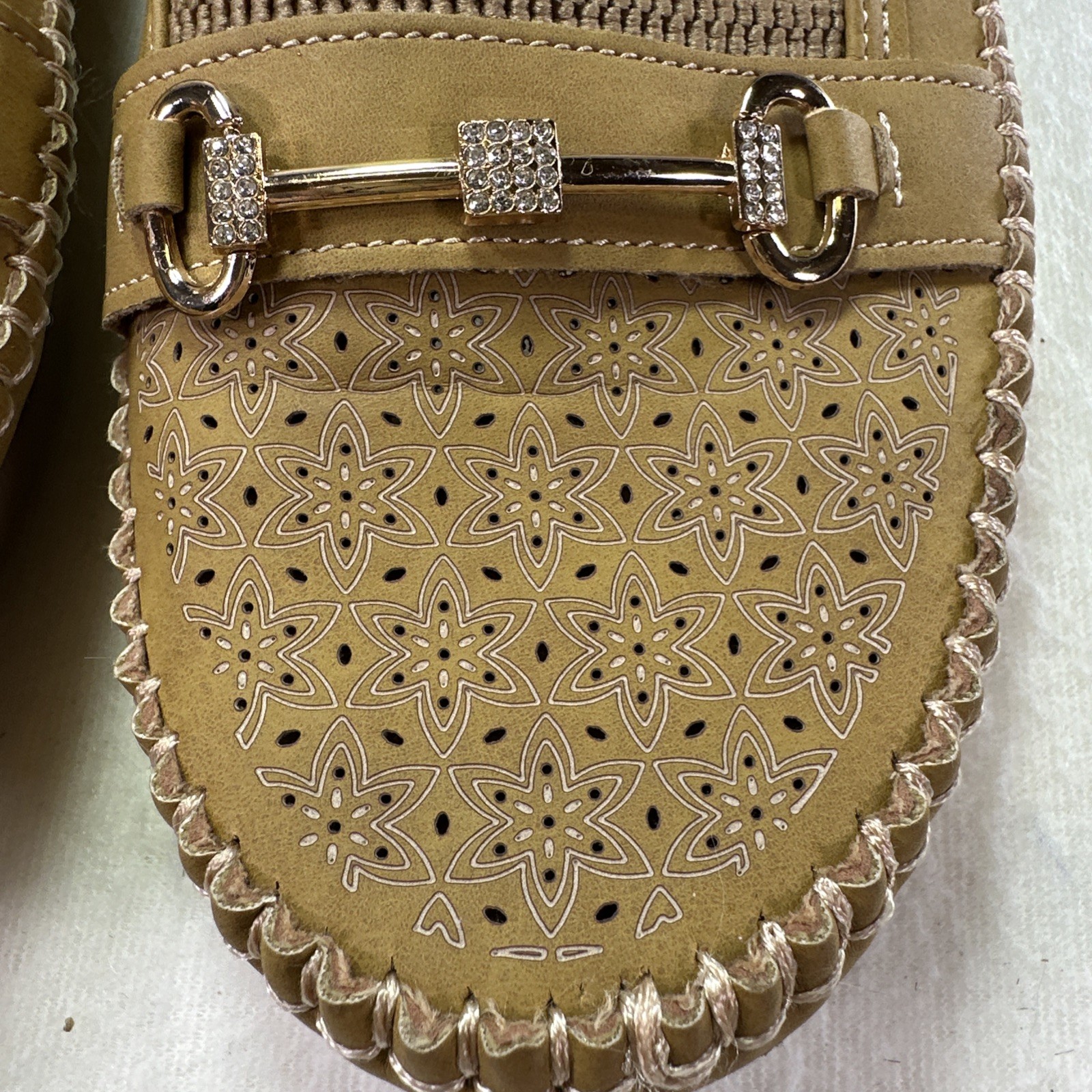 Moccasin Ambu Comfort Womens Size 7 Shoes Flat Slip On Loafers Beige Tan Nwob