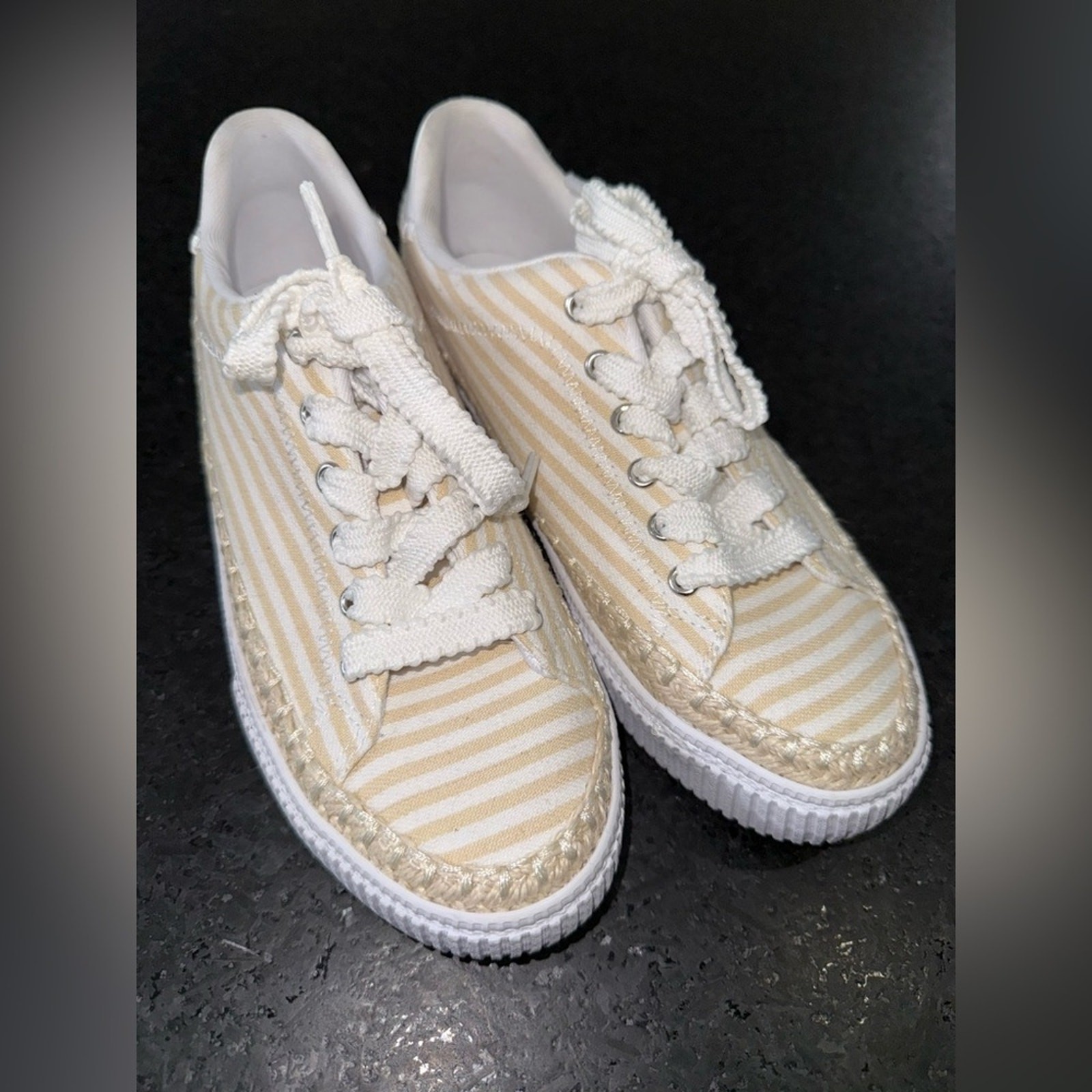 NEW MARC FISHER SPRYNG SNEAKER WHITE BEIGE STRIPES SO CUTE! Sz 7.5