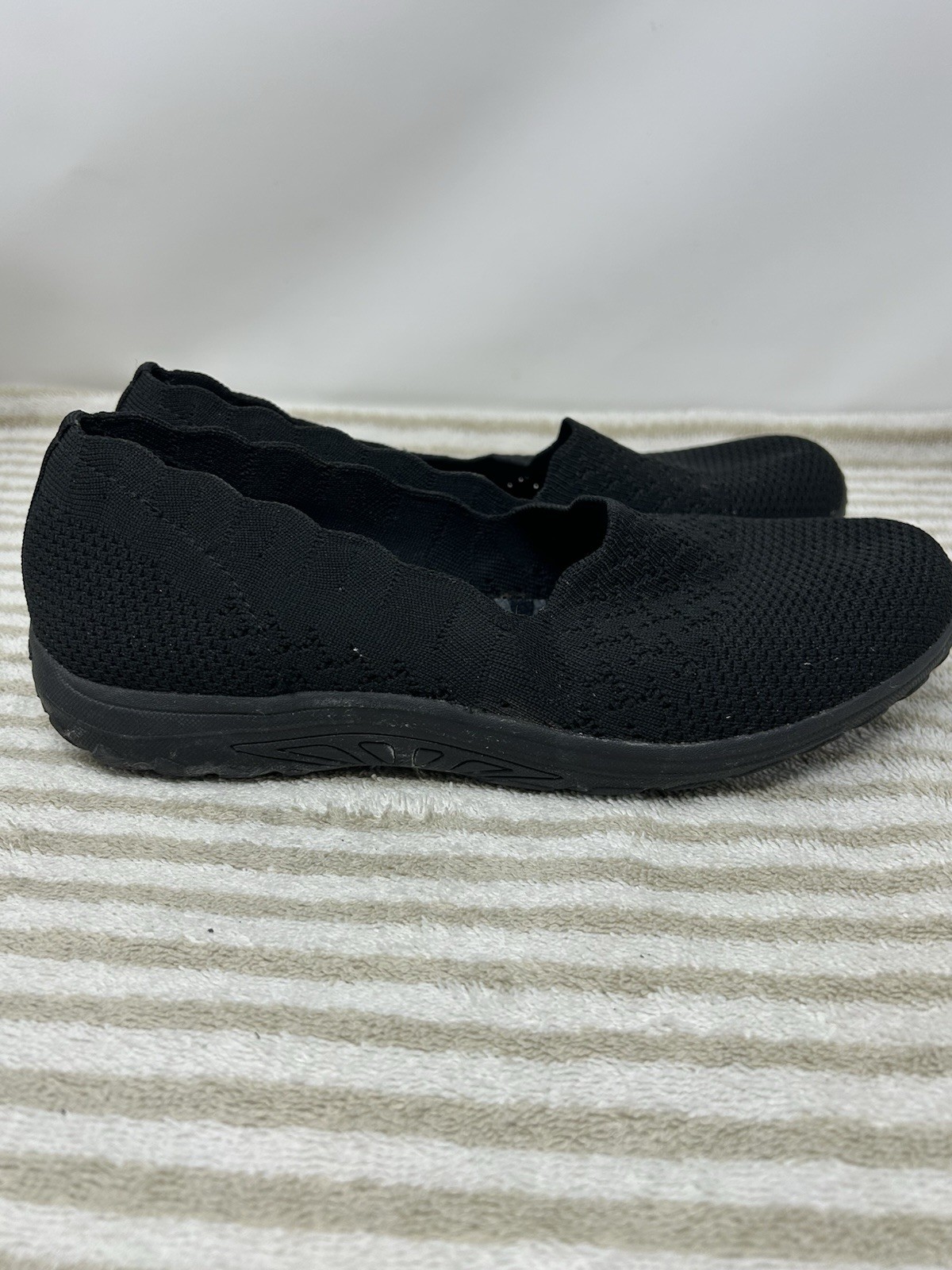 Skechers Womens Size 8.5 Black Mesh Classic Fit Air Cooled Slip On Shoes