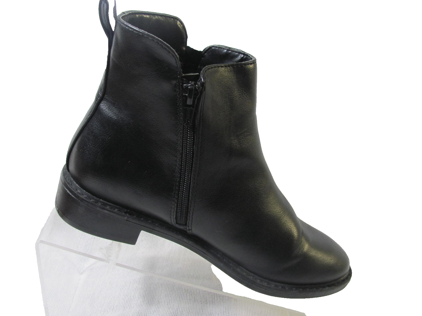 Woman’s Universal Thread Side Zip Round Toe Size 8 Black Ankle Boots Shoes