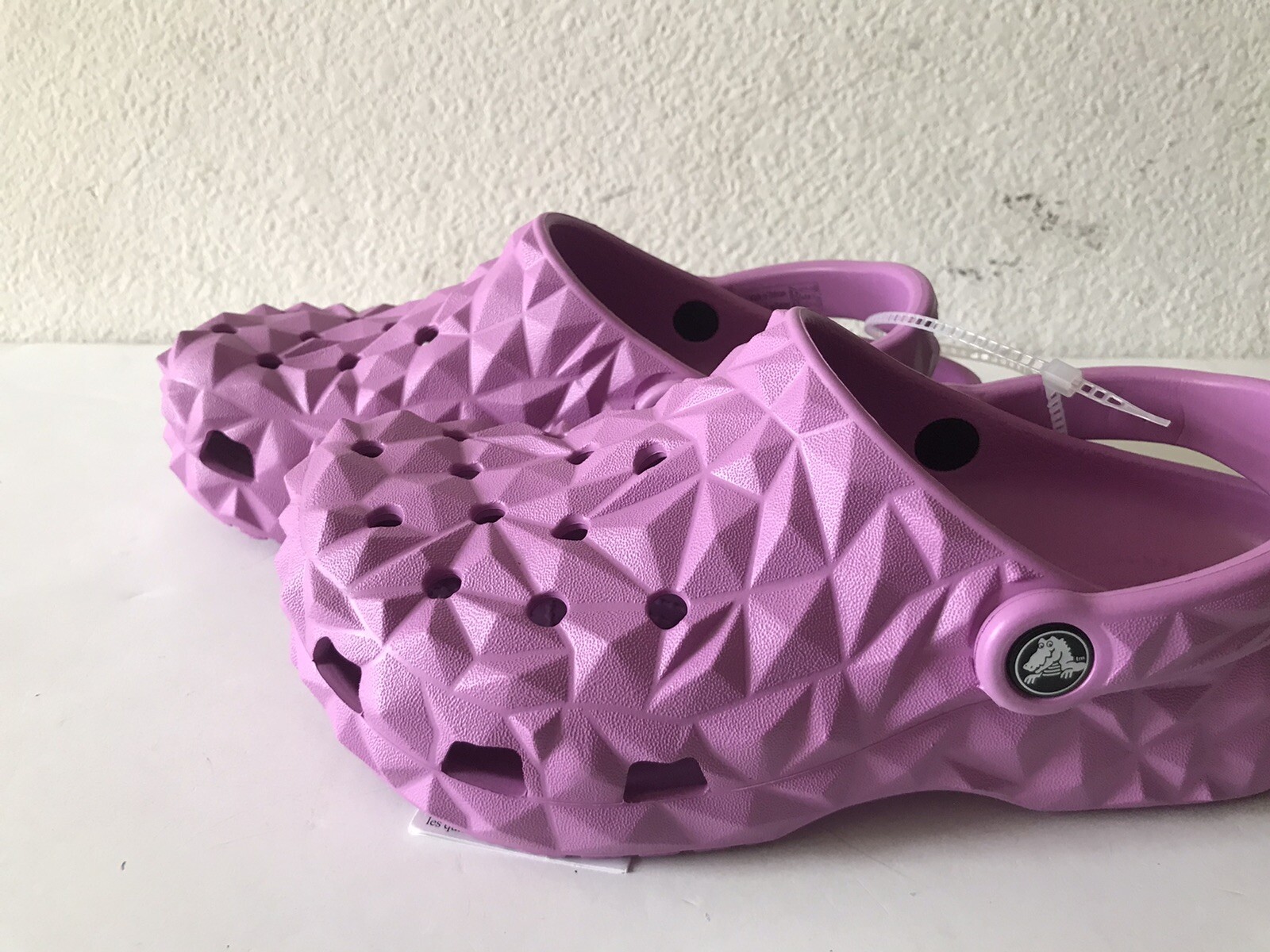 WOMEN’S CROCS MAUVE CLASSIC GEOMETRIC CLOG SIZE 7 BRAND NEW WITH TAGS
