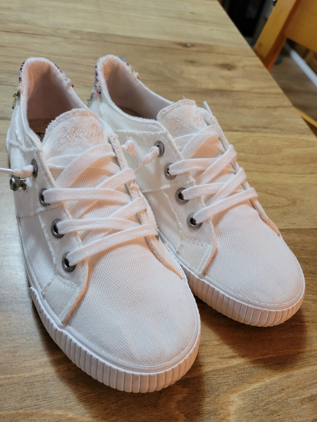 NWOB BLOWFISH White Canvas Slip-on Fashion Sneakers w/Embrodered Heel sz 10