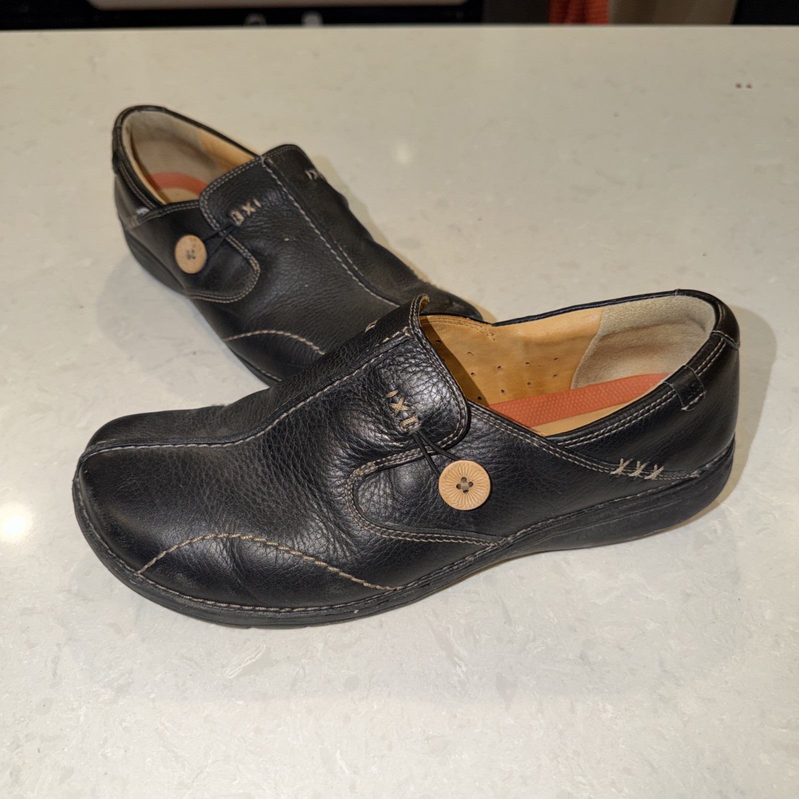 CLARKS Un-Loop Black Leather Ladies Flat Slip-on Comfort Walking Shoes Size 11M