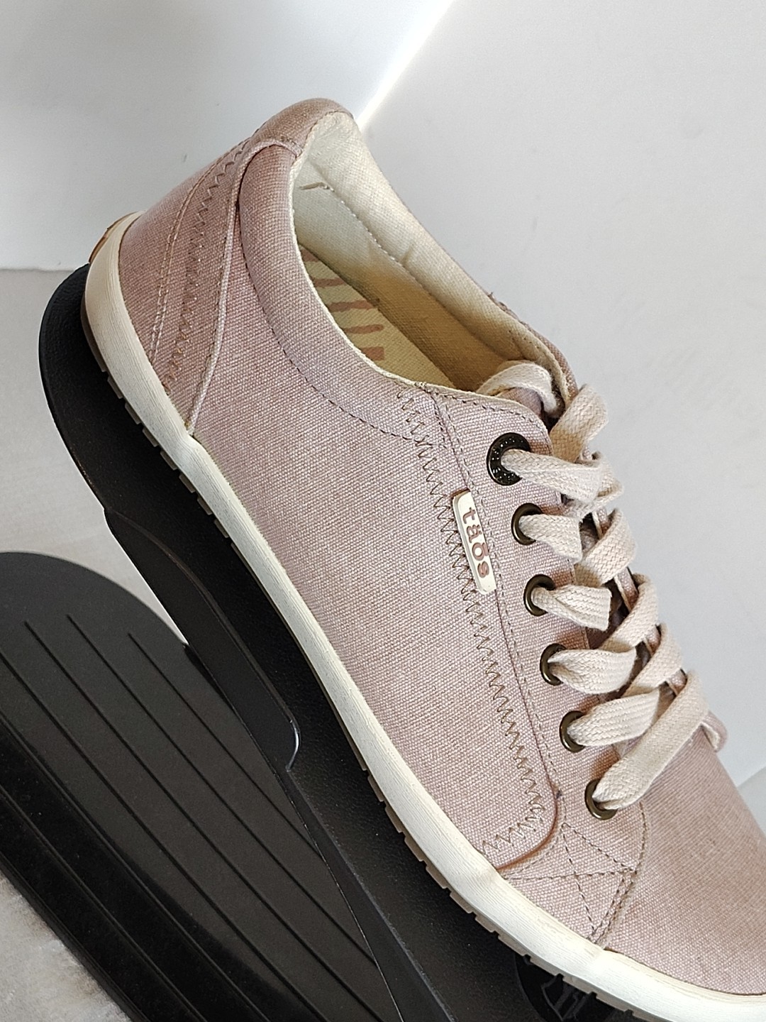 8.5 WORN ONCE Taos STAR Washed Canvas Low Top Sneakers Shoes Blush Lavender