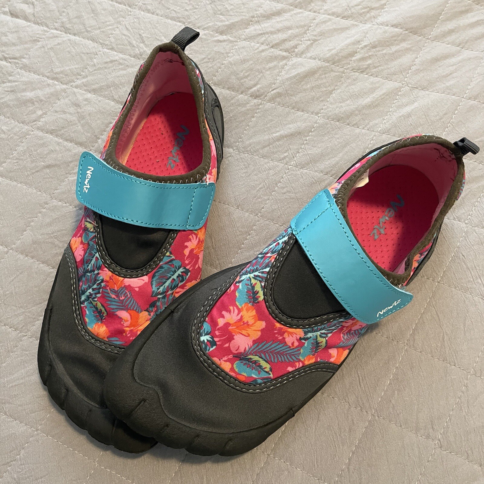 Newtz Water Shoes Womens Sz 9/10 Slip On Beach Vacation Travel Pink Tropical