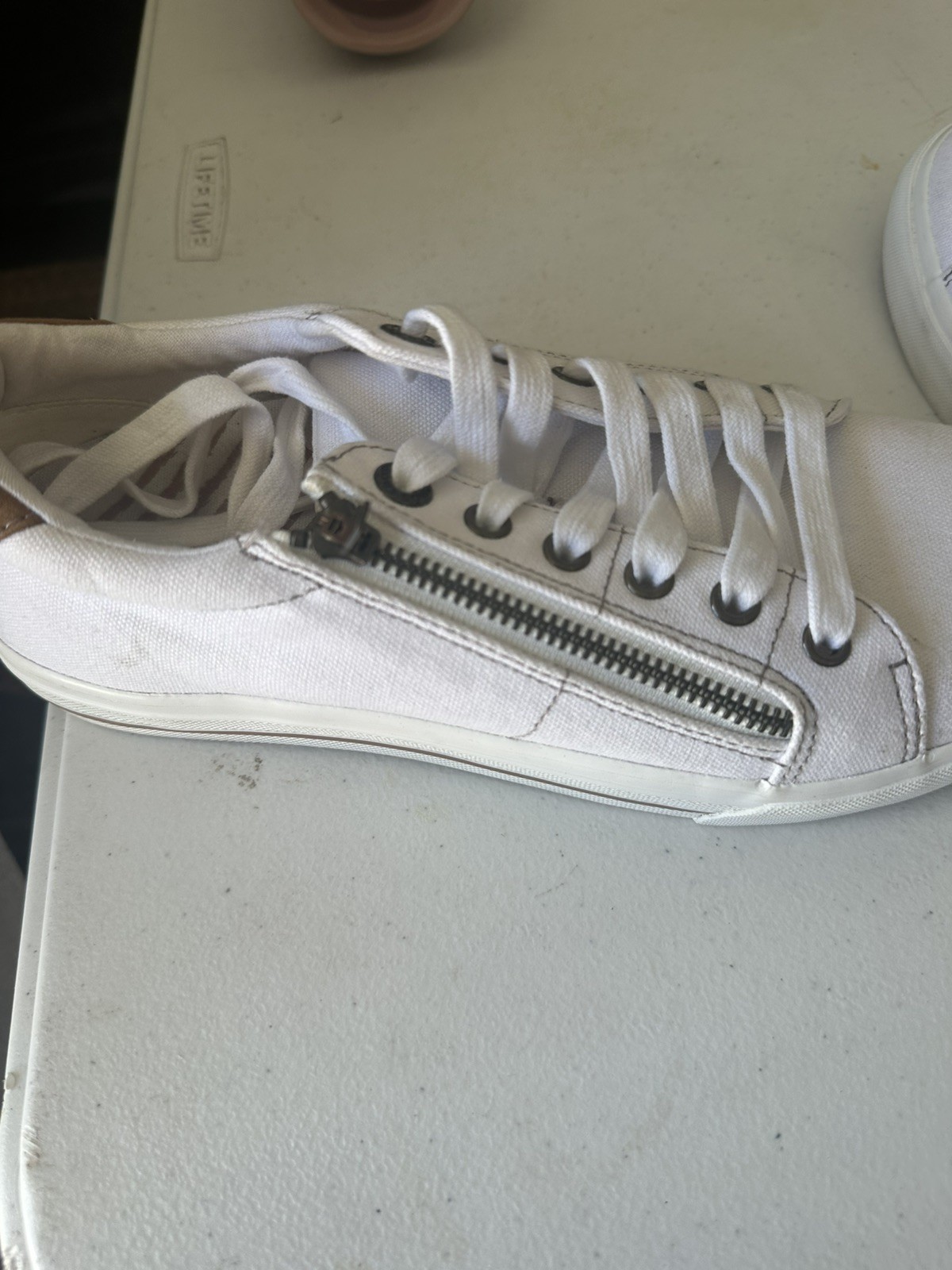 Taos Women’s Sneakers White Pewter size 9 Comfort Lace Up Zip Arch Support