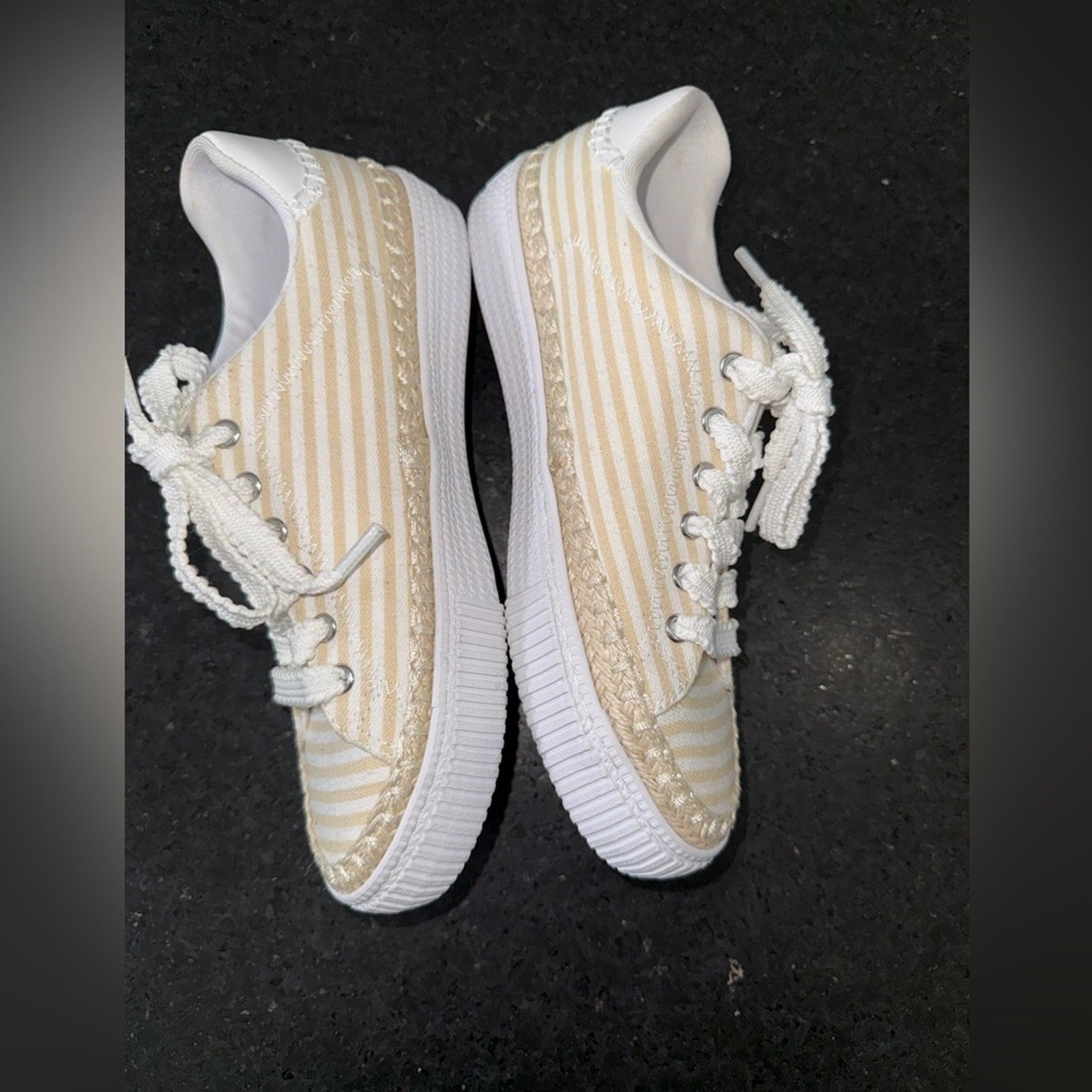 NEW MARC FISHER SPRYNG SNEAKER WHITE BEIGE STRIPES SO CUTE! Sz 7.5