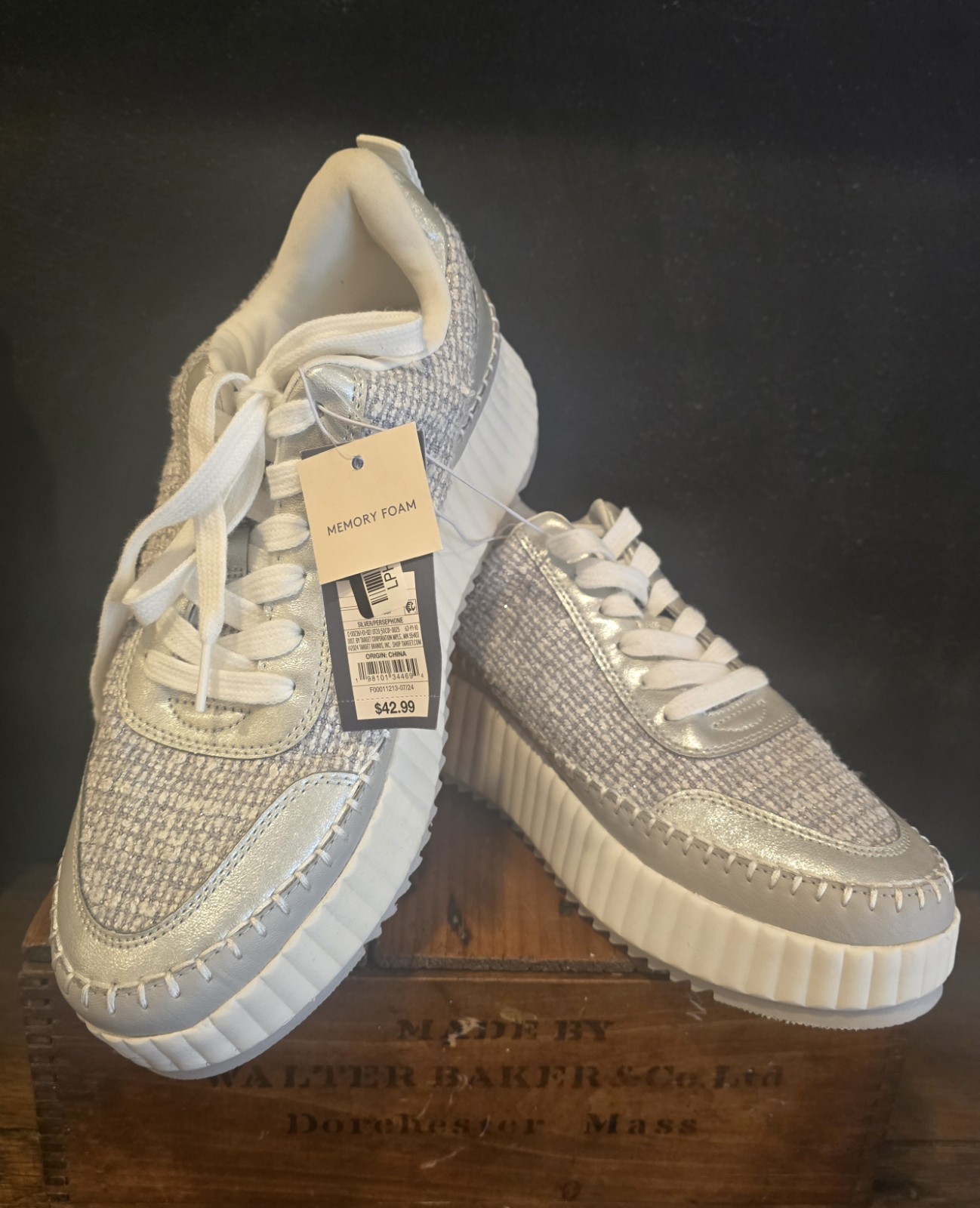 Universal Thread Women’s Silver Persephone Sneakers Memory Foam Sz 11 New w Tags