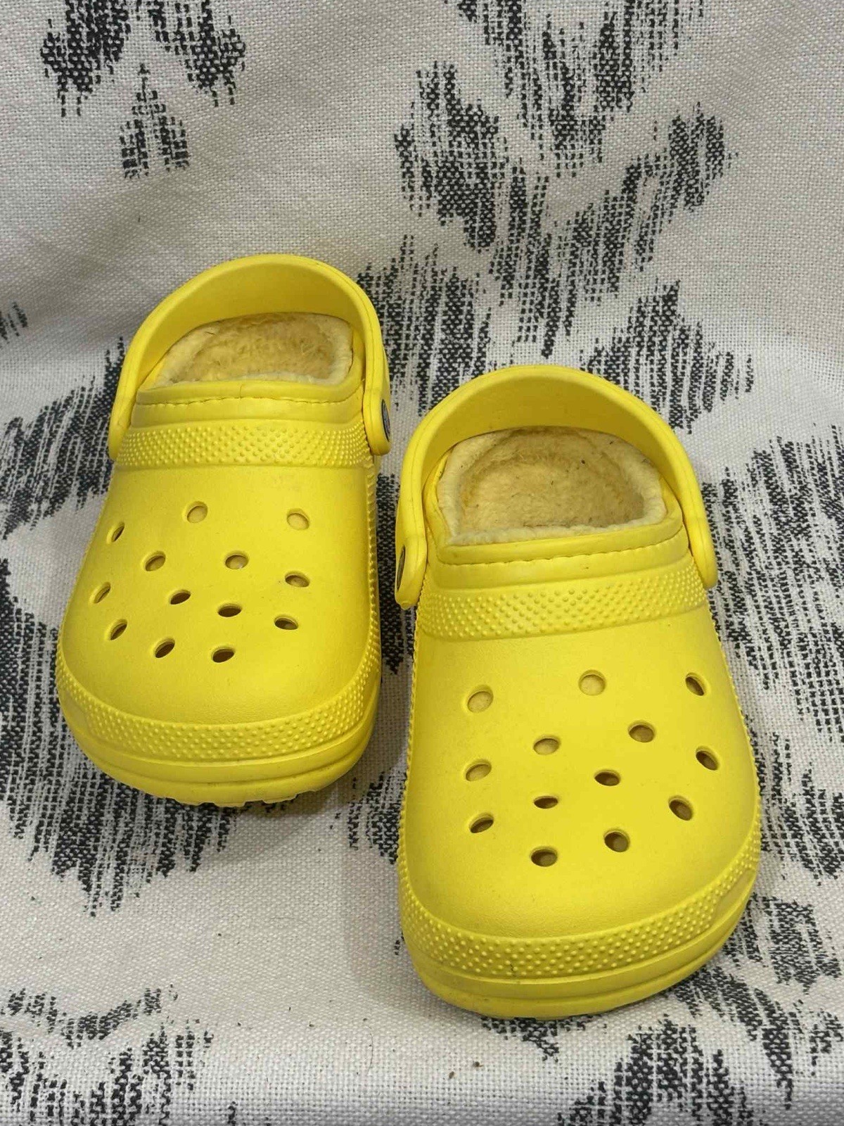 CROCS Sherpa Lined Slip On Shoes Adult Clogs Classic Yellow Women’s 9 Men’s 7