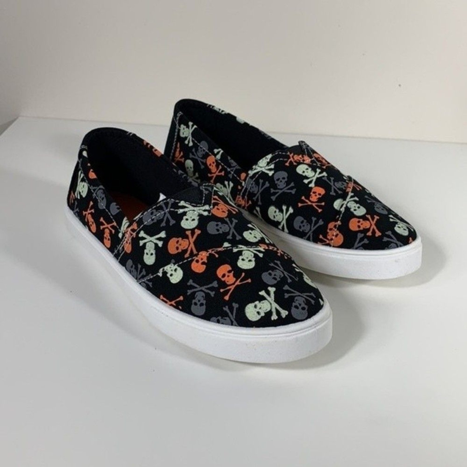Tommy Bahamas Halloween Skull Sneakers 7.5