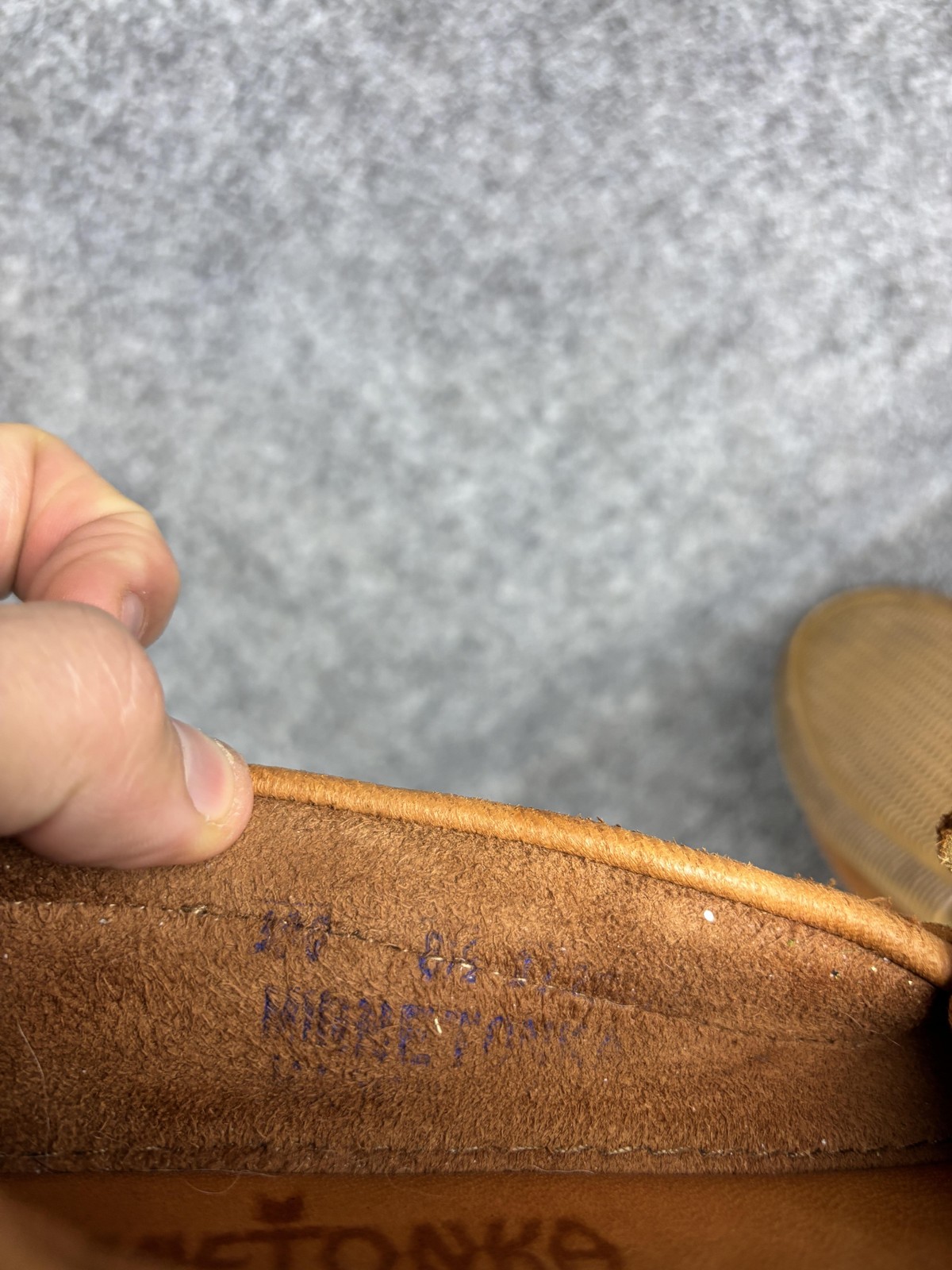 Minnetonka Moosehide Classic Loafer Womens Size 8.5 Brown Slip On USA Moccasin