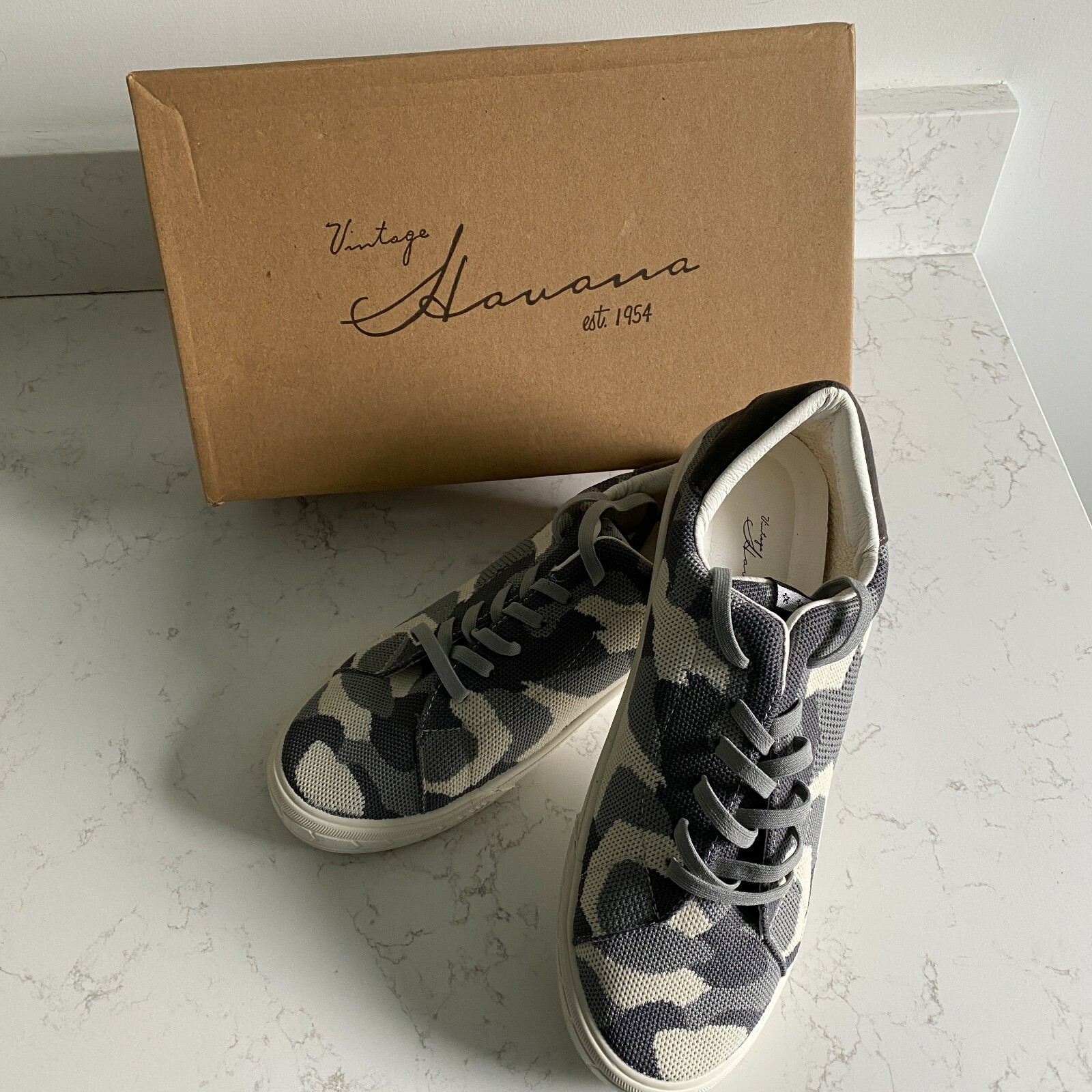 Vintage Havana Fly Pattern Unique Low Top Sneakers Size 8 Fall