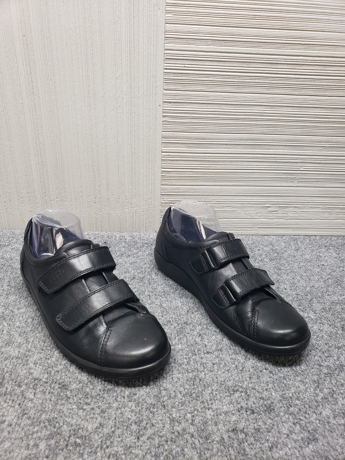 Ecco Women Sneaker 9.5 Black Leather Strap Hook & Loop Round Toe Casual Shoes