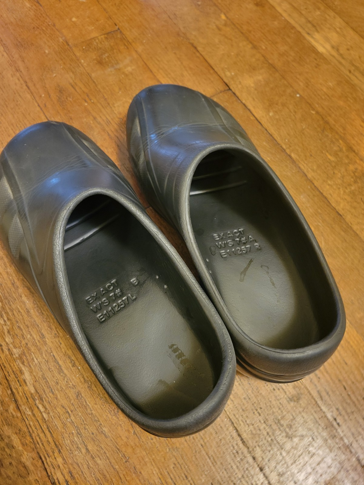 Anywear Clogs, Nursing Clogs for Women & Men Size W7, M5 Black