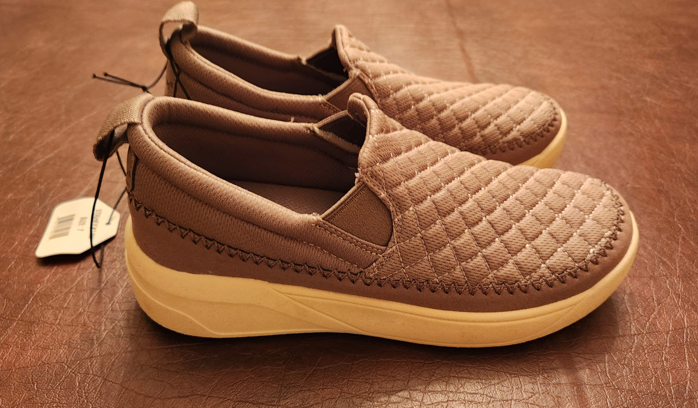 NEW Staheekum Women’s Quilted Cushioned Footbed Slip On Shoes – Taupe – Size 7