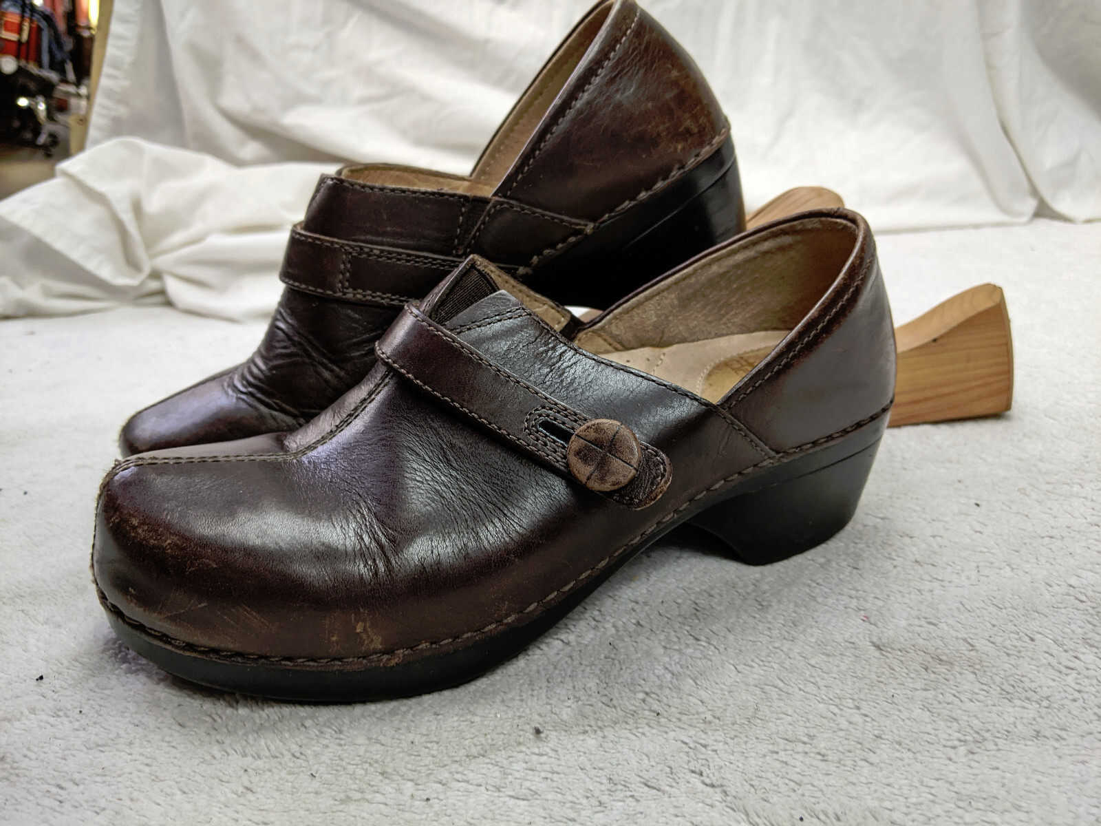 Dansko Solstice Brown Leather Womens 6 37 Split Toe Button Strap Clogs