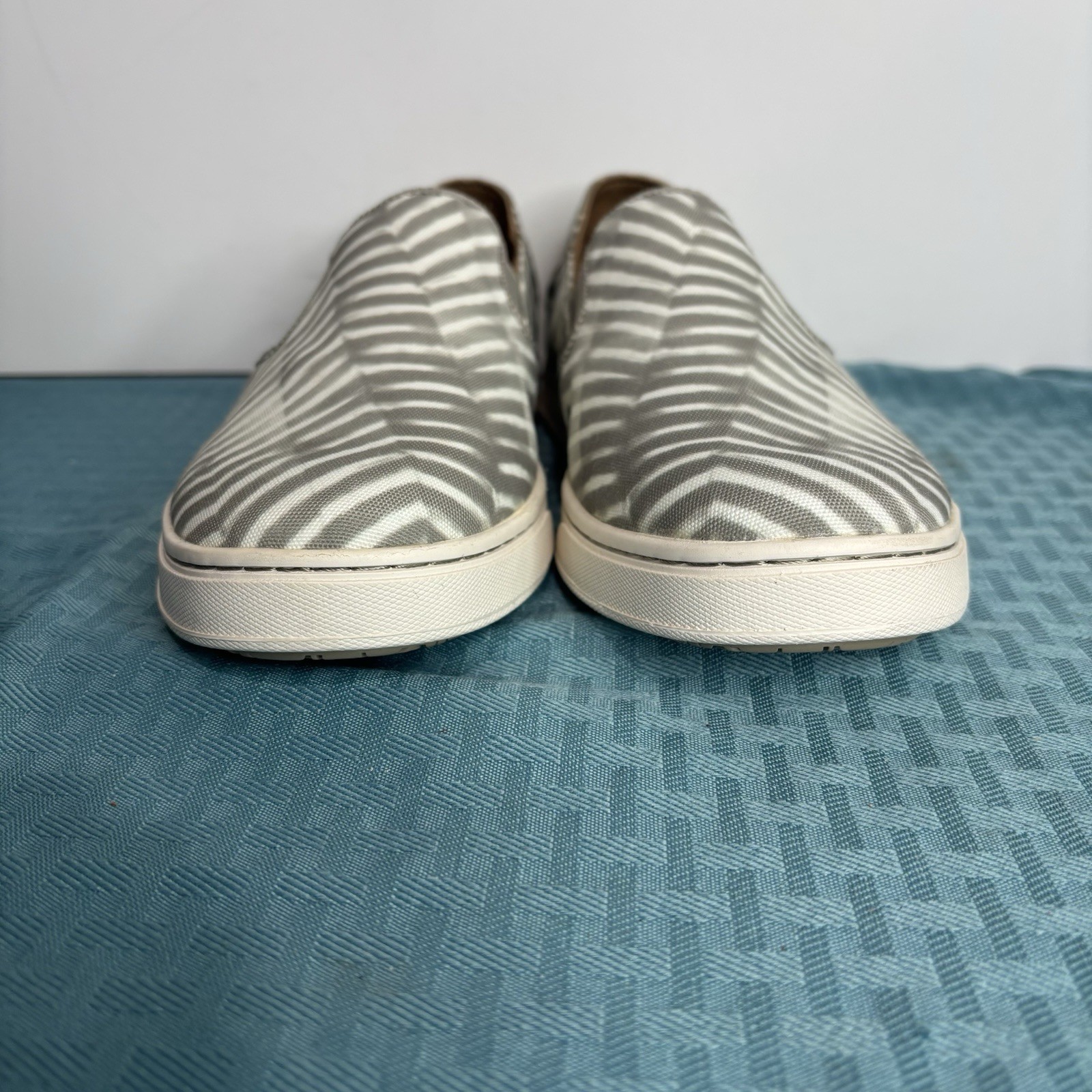 OluKai Pehuea Pai Womens Size 7.5 Shoes Gray/Off White Canvas Slip On Sneakers