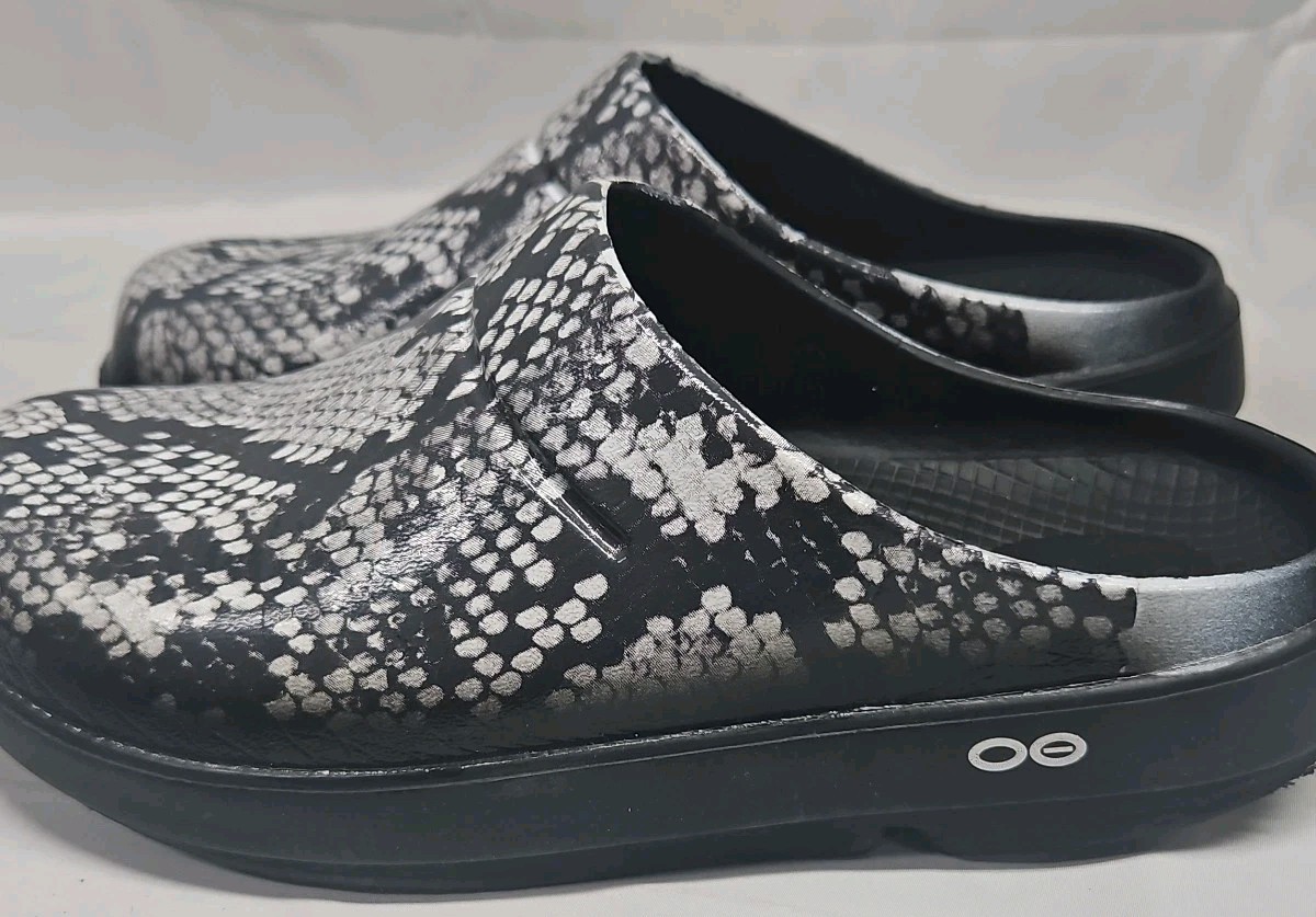 OOFOS Clogs black and gray reptile pattern Animal Print Women’s size 8 GUC