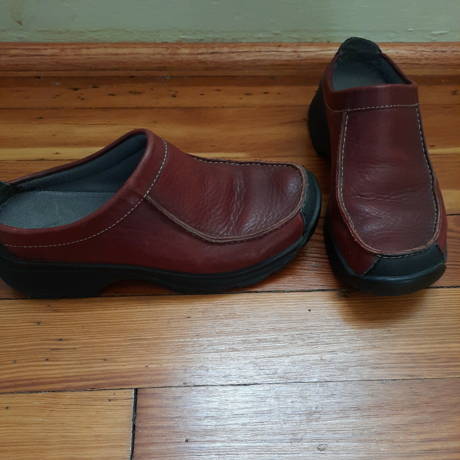 CLARK’S WOMEN’S Sz 7M LEATHER SLIP-ON RUBBER SOLE VENUS 38218. 9-j