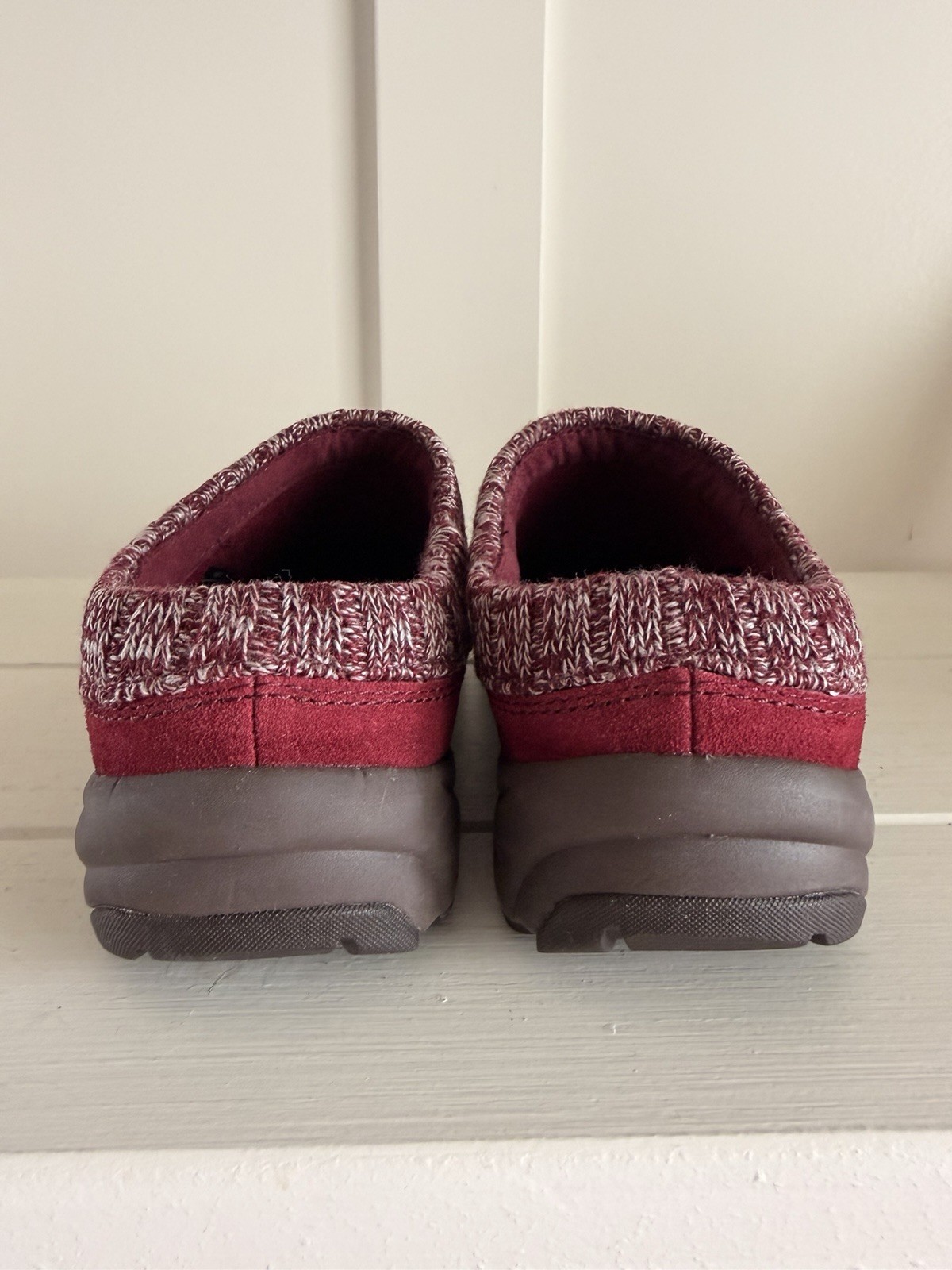 Vionic Sz8 Wide Action Arbor Suede Slip On Orthotic Clogs Wine Burgundy EUC Wom