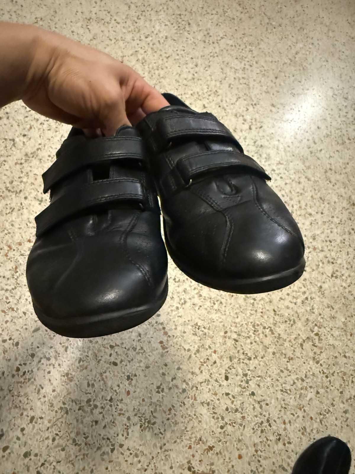 ECCO Leather Hook & Loop Strap Casual women ‘s Sneakers Black Round Toe 8.5