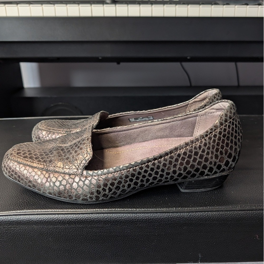 Clarks Women’s Size 9 M Leather Loafers Low Heel Comfort Shoes Snake Embossed