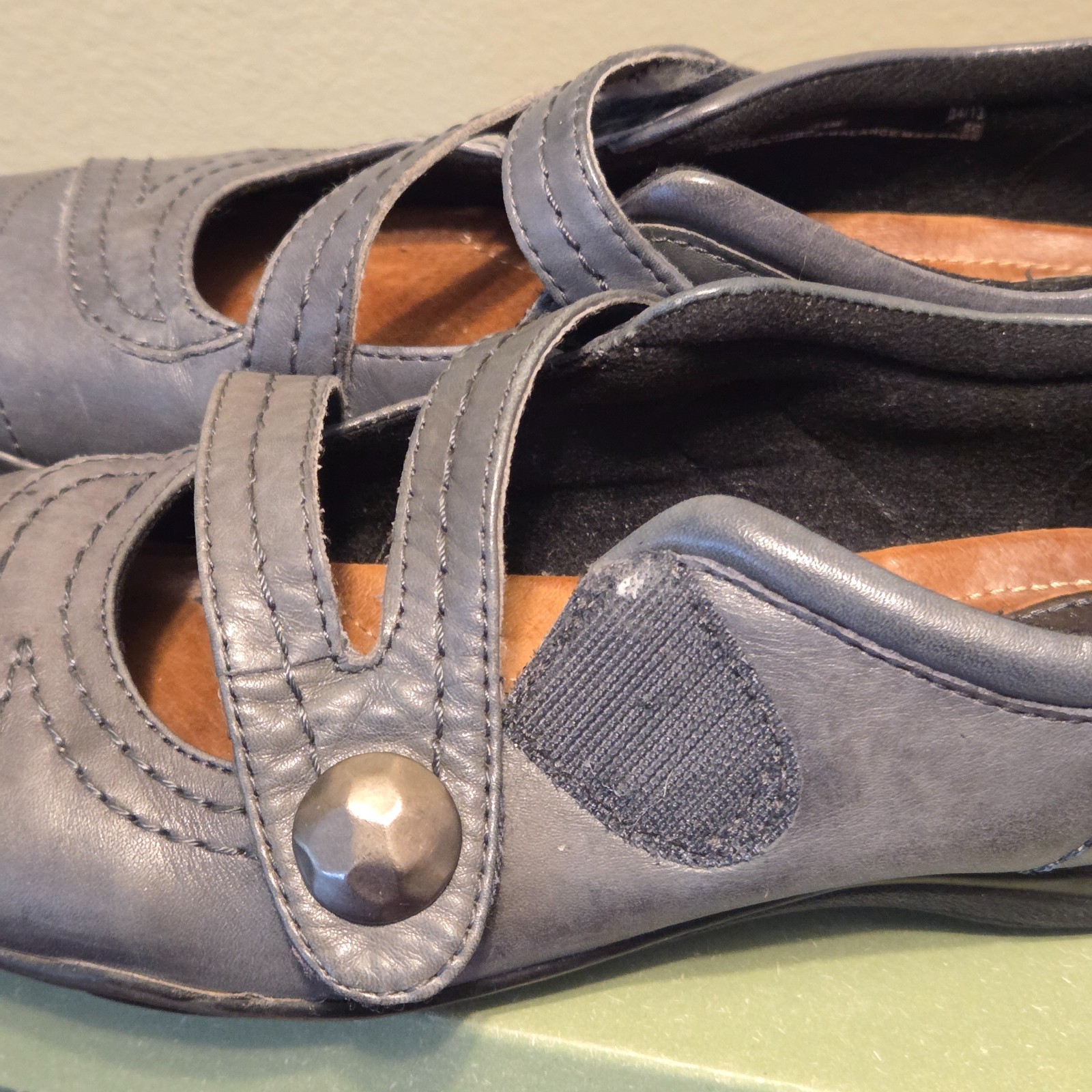 Women’s Clarks Artisan Gray Leather Mary Janes w/Fabric Fastener Closure Button
