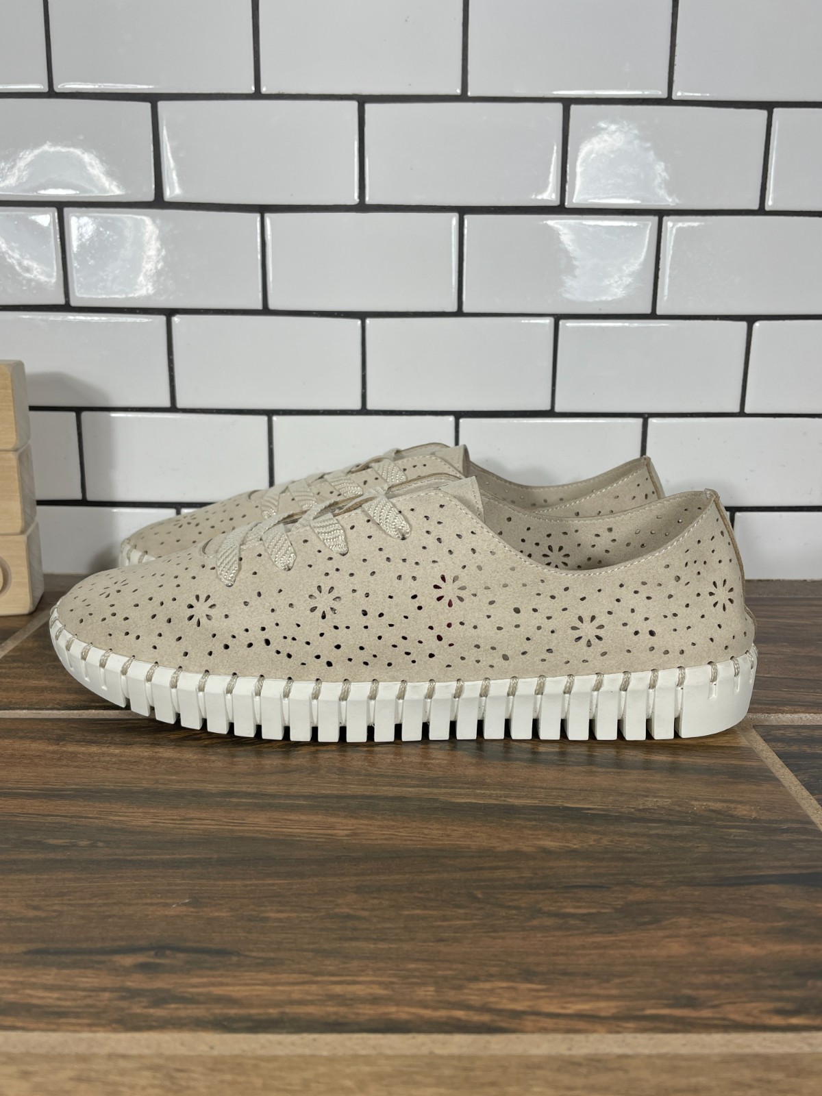 SKECHERS Sepulveda Blvd Floral Maze Shoes Womens Size 8 Natural Casual Sneaker