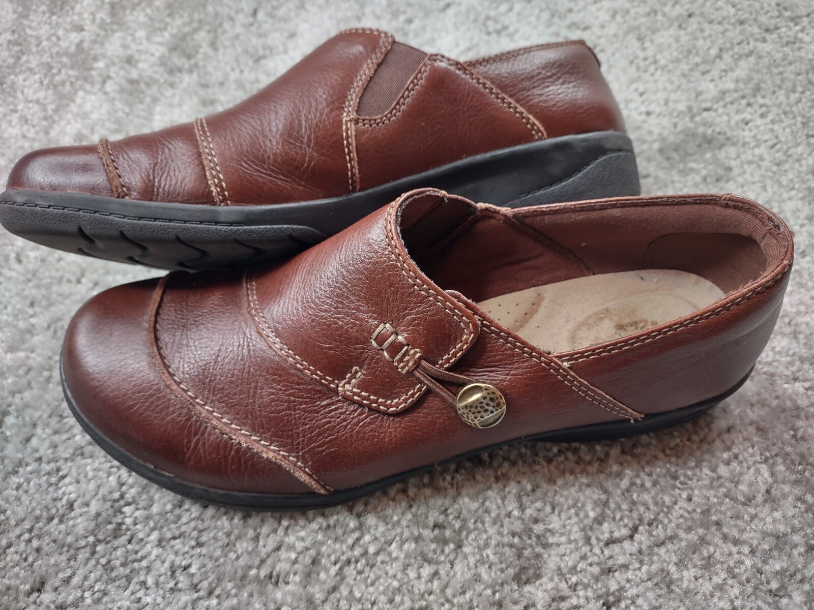 Clarks Cheyn Misha Brown Leather Slip On Shoes Loafers Womens Size 10 button