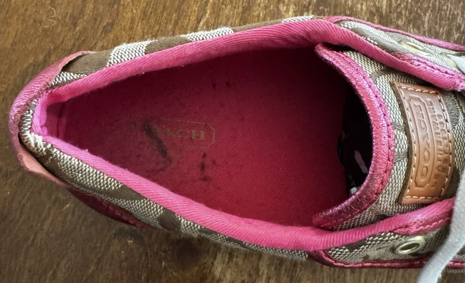 COACH Signature-C BARRETT Low Top SNEAKERS in Tan w/ Hot Pink Metal – WOMEN’S 9