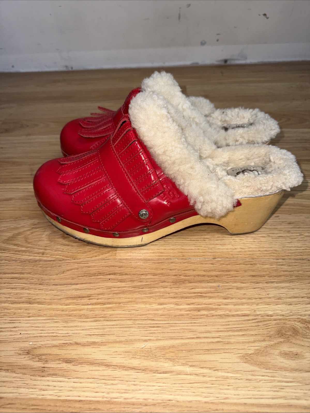 EUC Ugg Red Patent Leather Kiltie Clog With Detatchable Fringe- Sz 9 Rare!
