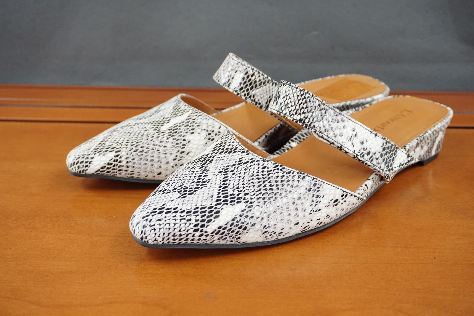 L’Amour Des Pieds Baruk Flats Shoes Womens 8.5 White Snake Print Leather Mules