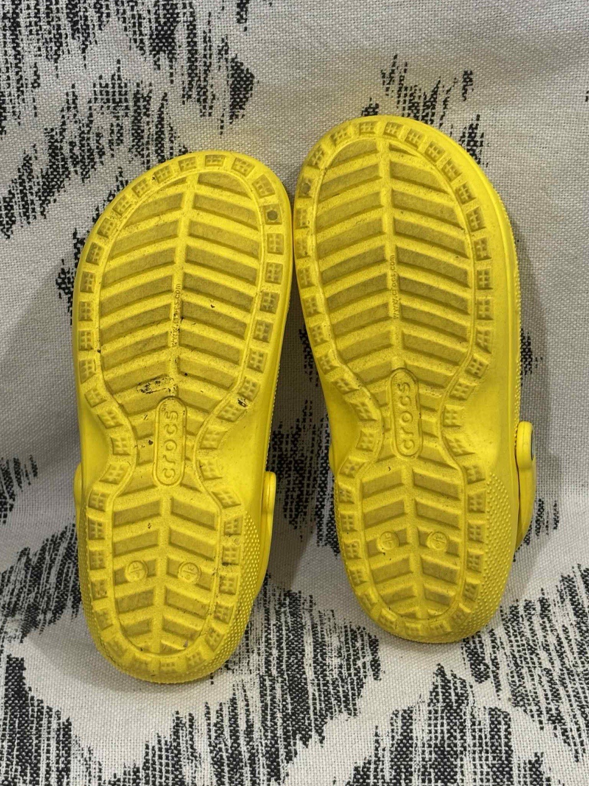 CROCS Sherpa Lined Slip On Shoes Adult Clogs Classic Yellow Women’s 9 Men’s 7