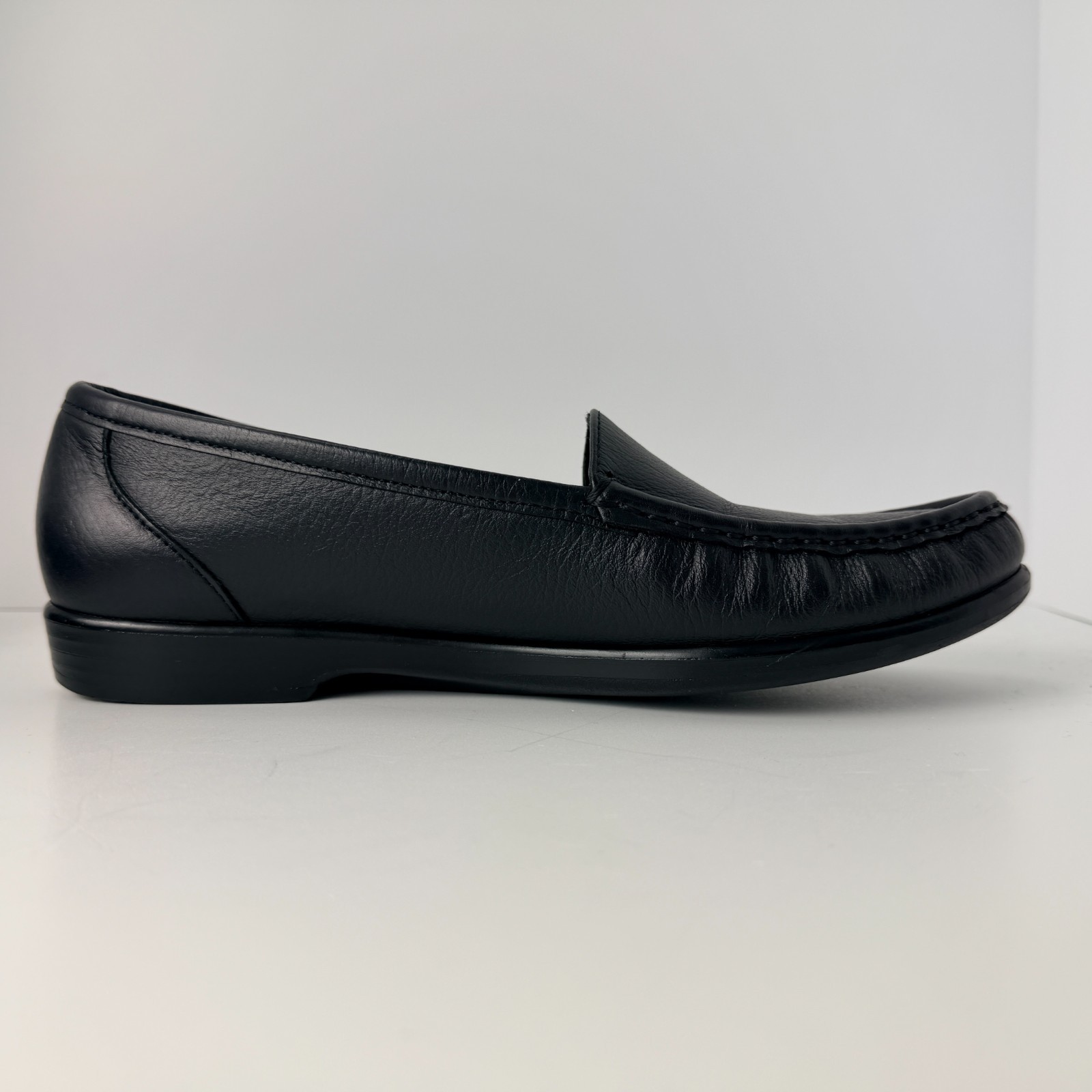 Womens Black Leather Comfort Loafer Slip On Low Heel Size 10 N Classic Work Shoe