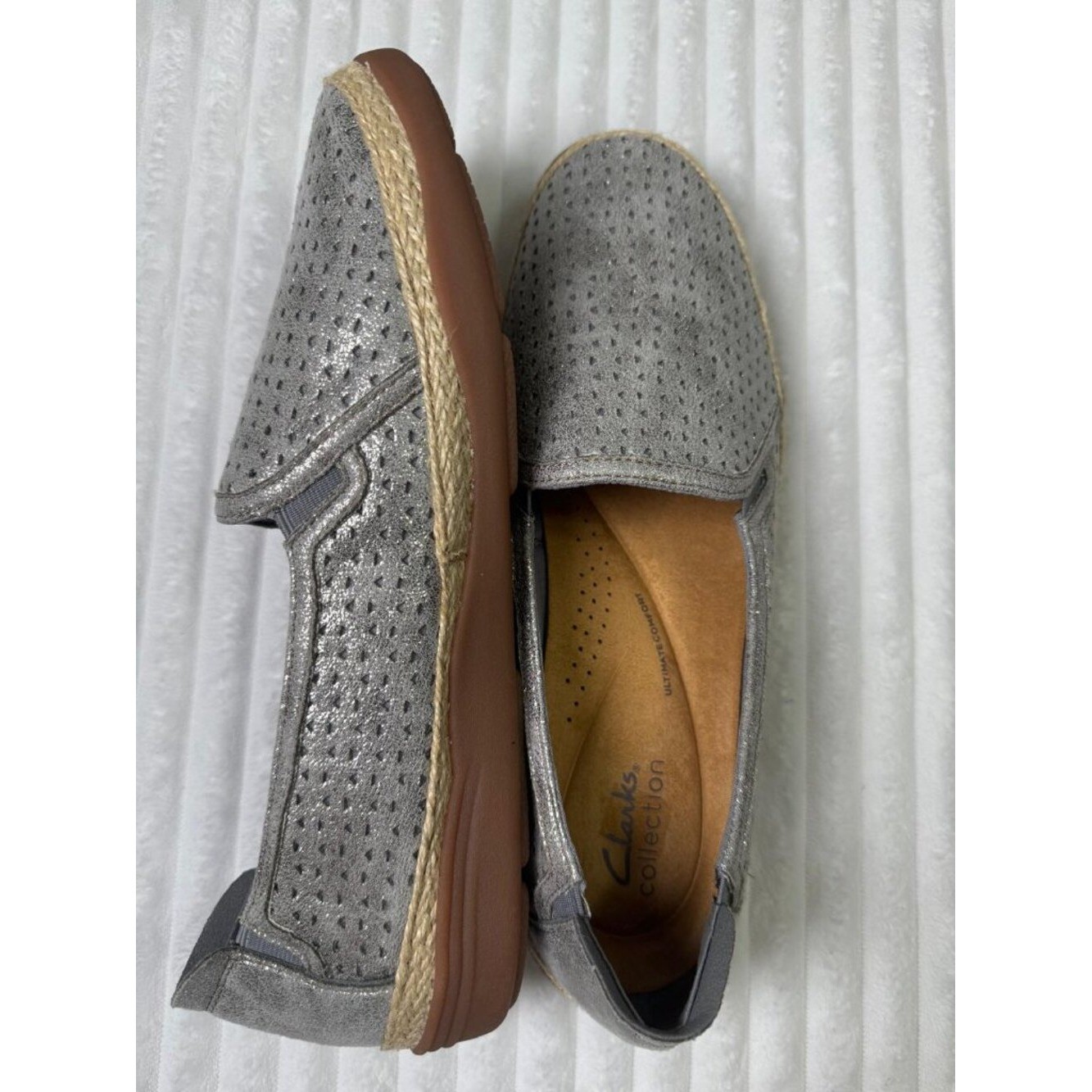 Clarks Women’s Size 10 Wide Gray Metallic Perforated Slip On Comfort Flats
