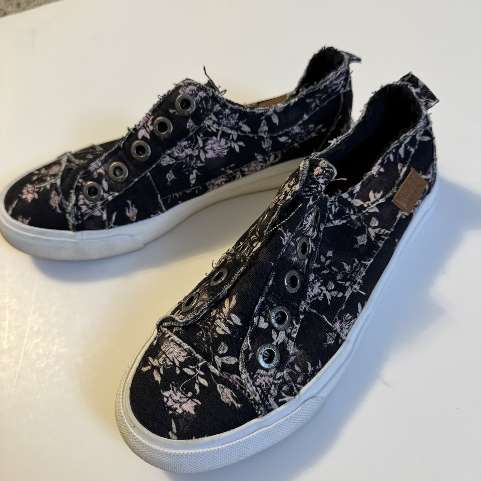 Blowfish Malibu Sneakers sz 7.5 multi colored. Fabric. Low Top. Casual. SlipOn