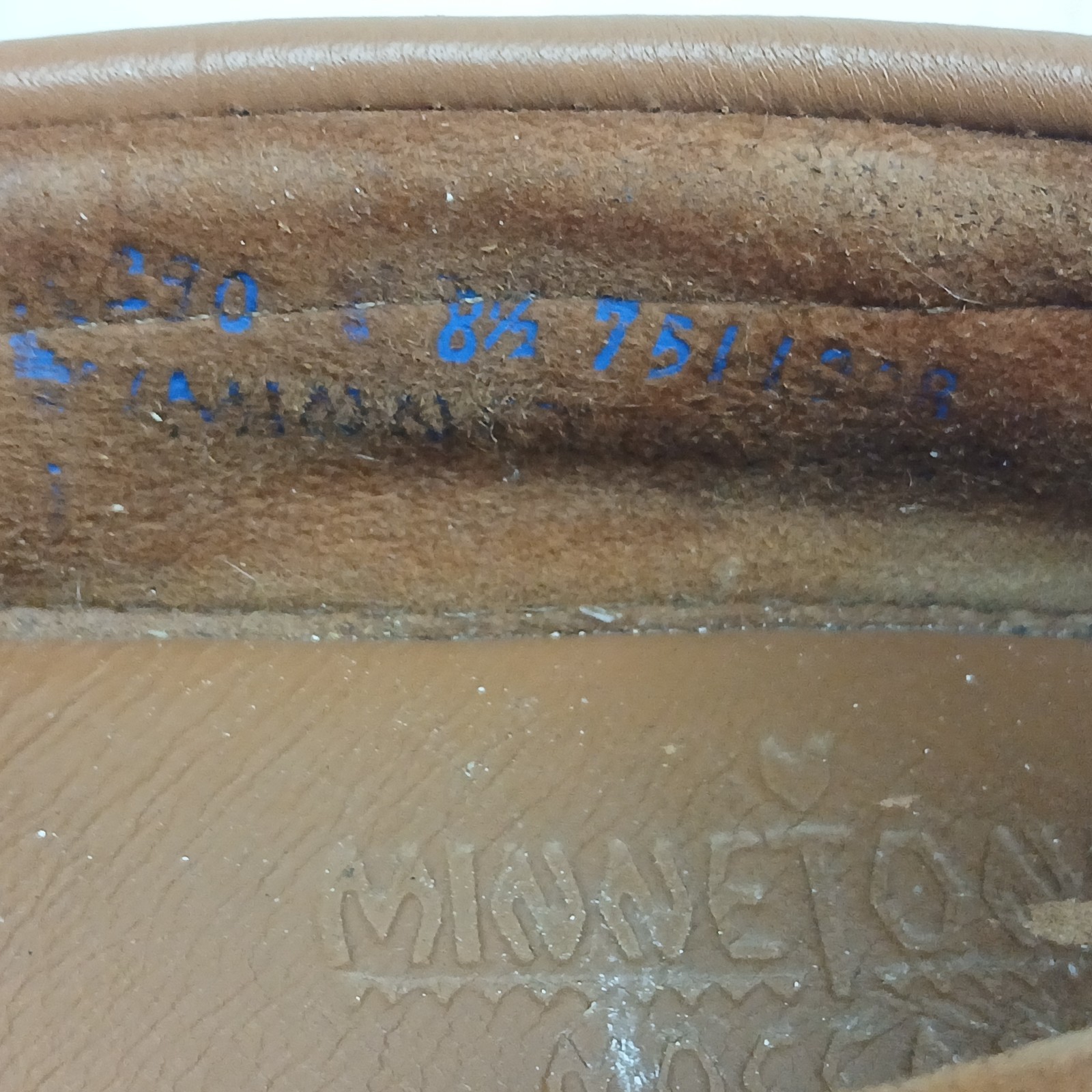Minnetonka Moosehide Classic Natural Moccasin Women’s Size 8.5 Rubber Sole