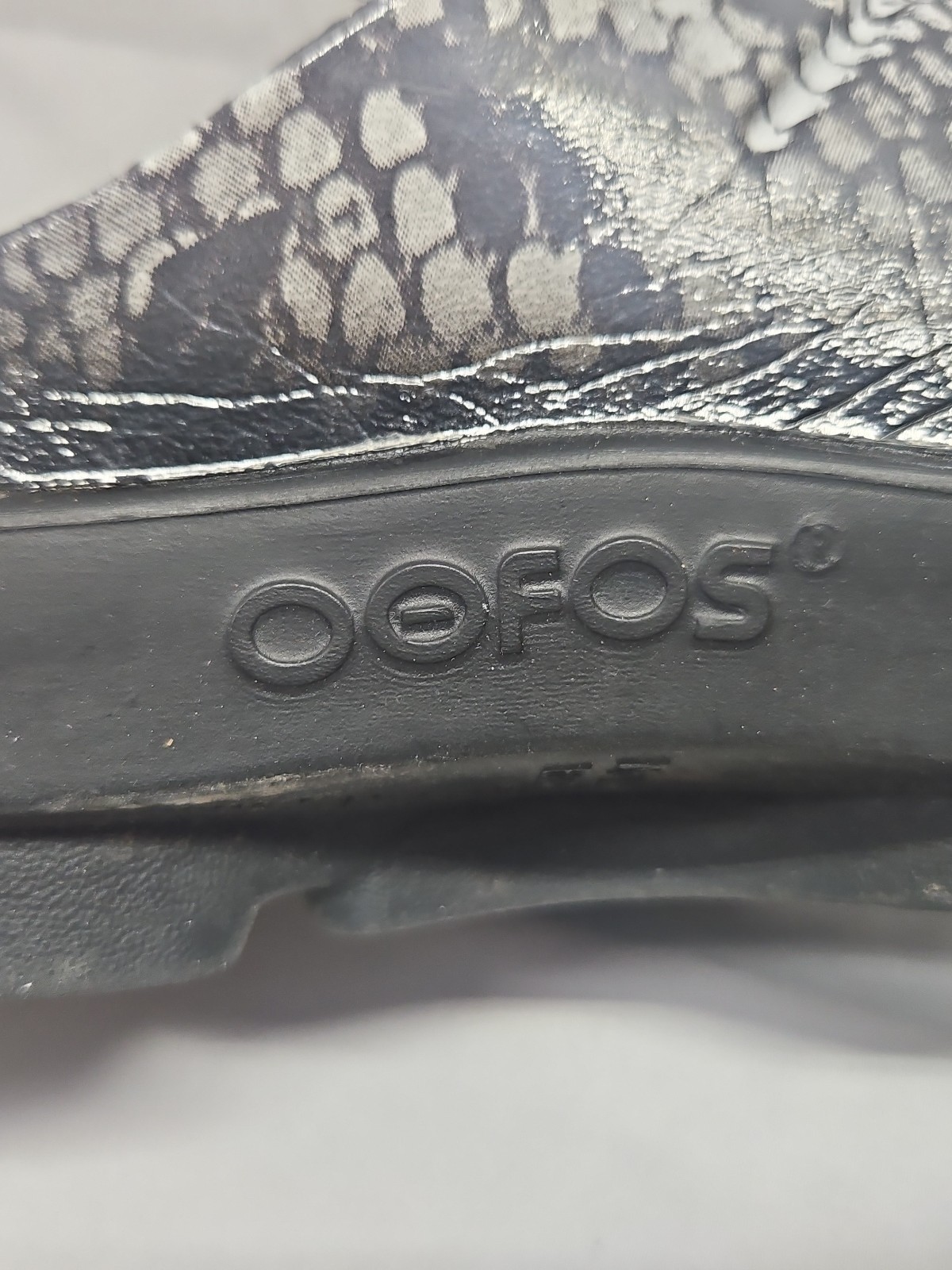 OOFOS Clogs black and gray reptile pattern Animal Print Women’s size 8 GUC