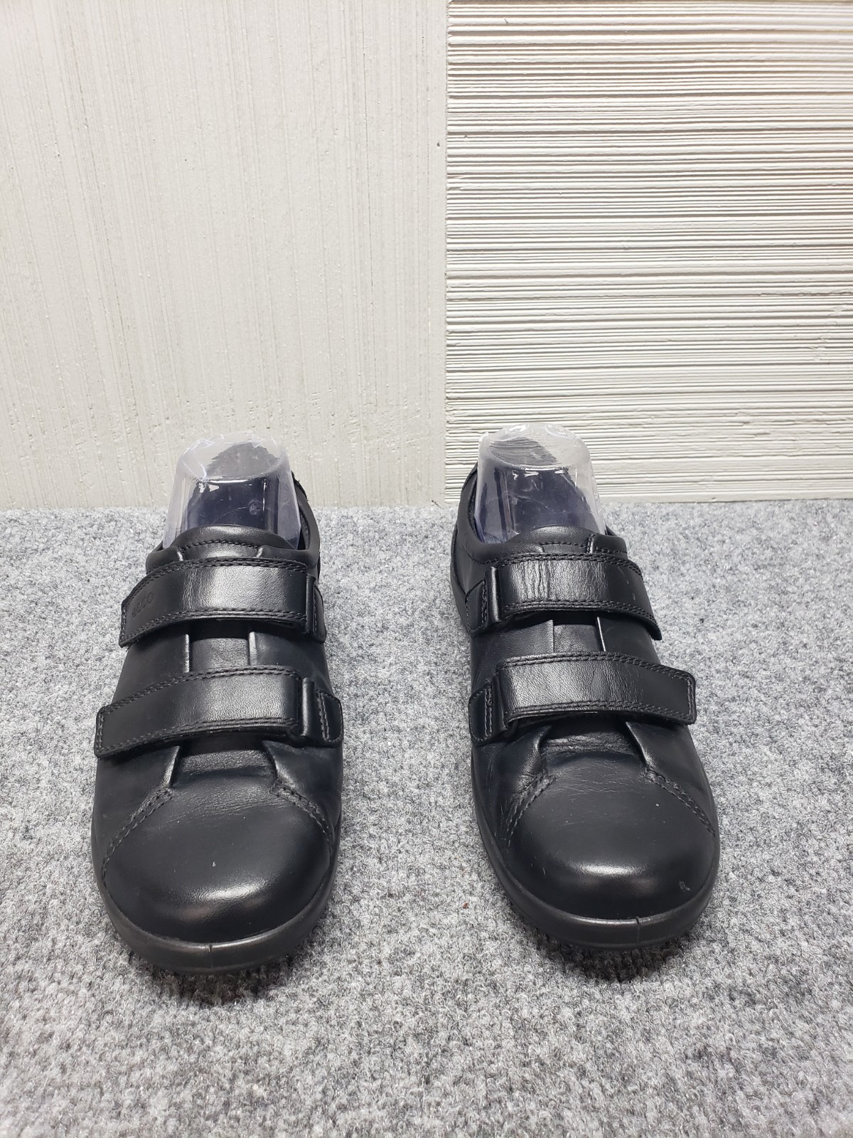 Ecco Women Sneaker 9.5 Black Leather Strap Hook & Loop Round Toe Casual Shoes