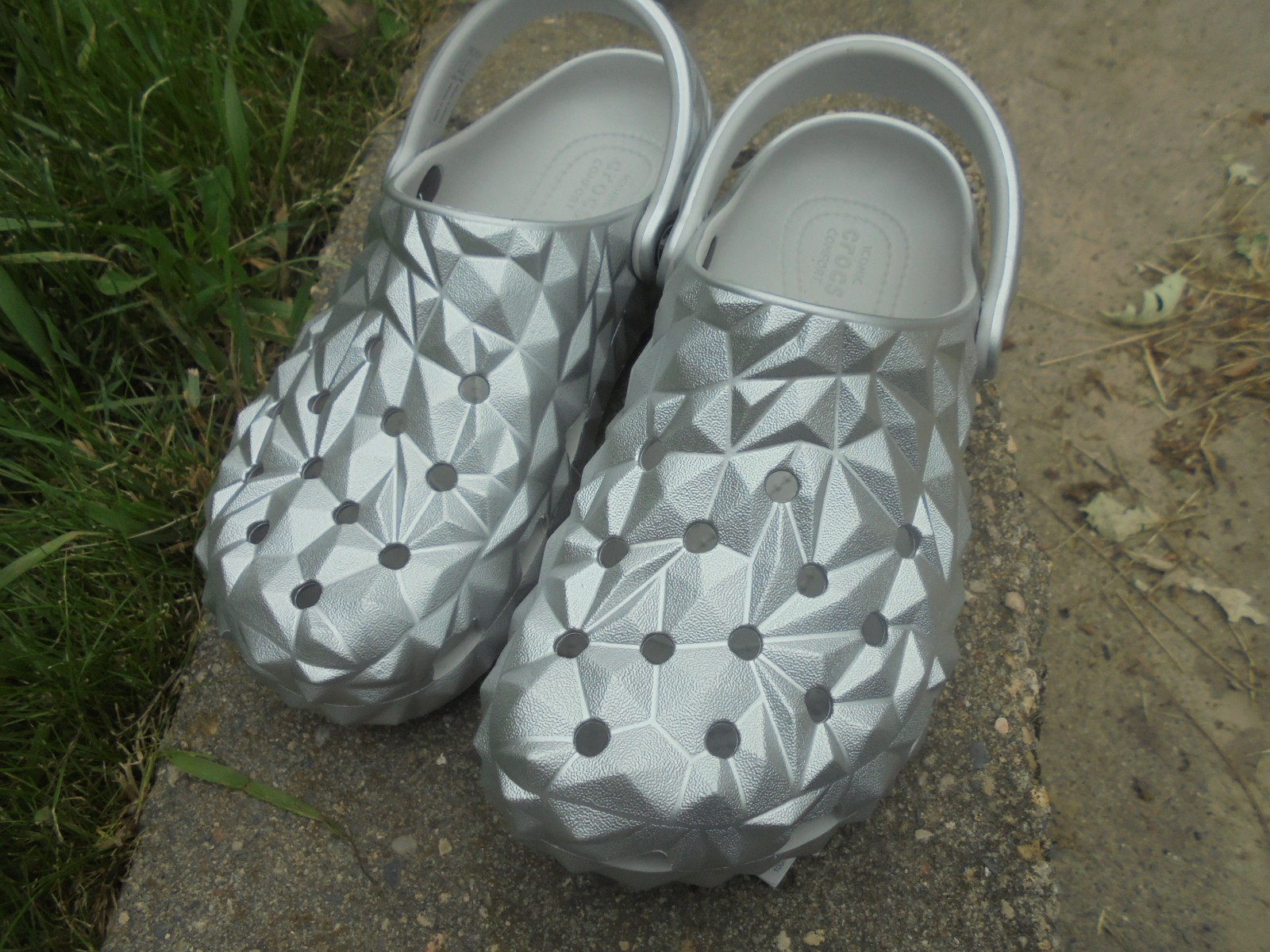 New Crocs Silver Metallic Geometric Clog Men’s 5 Women’s 7