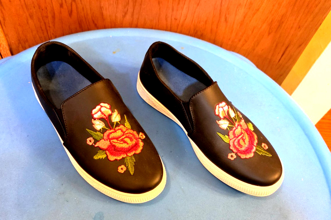 WOMEN’S FLORAL ROSE EMBROIDERED SLIP-ON BLACK CASUAL SHOES, COMFY, SIZE 8, NWOT